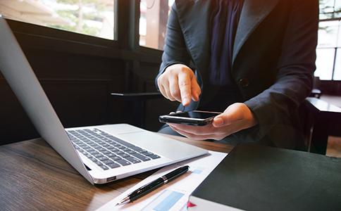 ?？陔娮由虅展咀曰玖鞒?></p><h3>海口電子商務公司注冊基本流程</h3><p>1. 公司名稱預先核準</p><p>在注冊?？陔娮由虅展局?，第一步是進行公司名稱的預先核準。這是注冊過程中至關重要的一步。首先，您需要準備多個備用名稱，以防止與已有公司名稱重復。您可以通過?？谑惺袌霰O(jiān)督管理局進行名稱預先核準，核準通過后，您將獲得“企業(yè)名稱核準通知書”，這為后續(xù)的注冊打下基礎。</p><p>2. 準備注冊材料</p><p>公司名稱核準后，接下來就是準備注冊所需的材料。這些材料通常包括：</p><p>- 公司法定代表人及股東的身份證明材料：包括身份證復印件或其他有效證件。</p><p>- 公司名稱核準通知書：顯示公司名稱已經(jīng)通過審批。</p><p>- 公司注冊地址證明：如果是租賃的辦公地點，需要提供租賃合同及房東身份證復印件;如果是自有房產(chǎn)，則需要提供房產(chǎn)證。</p><p>- 公司章程：公司章程是公司內部治理結構的基本文件，詳細列明公司股東、法人、經(jīng)營范圍等內容。</p><p>- 其他材料：如特定行業(yè)可能需要提供額外的許可證或資質證明(如食品、電商平臺等特定領域的公司)。</p><p>將這些材料準備齊全后，您就可以正式提交注冊申請。</p><p>3. 提交注冊申請</p><p>準備好所有注冊材料后，您需要將這些材料提交到海口市市場監(jiān)督管理局。提交材料后，相關部門會對您的材料進行審核。如果一切順利，您將在大約5到10個工作日內收到由工商局發(fā)放的營業(yè)執(zhí)照。</p><p>4. 刻章與銀行開戶</p><p>營業(yè)執(zhí)照領取后，接下來需要刻制公司公章、財務章、合同章等?？梢赃x擇公安局指定的刻章點進行刻制?？陶峦瓿珊?，您就可以攜帶相關材料前往銀行開戶，開設公司基本賬戶，用于企業(yè)的資金流轉和經(jīng)營活動。</p><p>5. 稅務登記與開具發(fā)票</p><p>電子商務公司注冊完成后，還需要辦理稅務登記。根據(jù)公司的經(jīng)營范圍和業(yè)務類型，稅務機關會為公司分配稅種。如果公司打算開具發(fā)票，需要到稅務局申請領取發(fā)票。此時，建議聘請專業(yè)的會計公司幫助處理稅務登記、開票等工作，確保合規(guī)經(jīng)營。</p><h3>?？陔娮由虅展咀再Y本要求</h3><p>海口電子商務公司在注冊時沒有強制性的注冊資本要求，創(chuàng)業(yè)者可以根據(jù)實際情況設定注冊資本。根據(jù)實際經(jīng)營需求，通常不少于10萬元人民幣的注冊資本是較為合適的，這樣可以確保公司在初期運營時有足夠的資金流動，提升公司的信譽度。<br><img src=