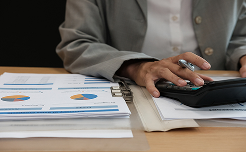 ?？诠痉ㄈ俗兏鞒?></p><h3>三、海口公司法人變更流程</h3><p>?？诠痉ㄈ俗兏牧鞒炭梢苑譃橐韵聨讉€步驟：</p><p>1. 召開股東會或董事會會議</p><p>公司需要召開股東會或董事會，討論并通過法人變更的議案。在股東會或董事會決議通過后，變更流程才可以正式啟動。決議文件將作為法人變更的重要依據(jù)。</p><p>2. 修改公司章程</p><p>根據(jù)股東會或董事會決議，修改公司章程，更新新的法人信息。公司章程是公司治理的基礎(chǔ)文件，法人信息的變更需要及時反映在章程中。</p><p>3. 準(zhǔn)備法人變更材料</p><p>企業(yè)需要準(zhǔn)備好所有必要的材料，包括股東會或董事會決議、公司章程修正案、新法人的身份證明、營業(yè)執(zhí)照副本等。確保所有材料完整無誤，才能順利進(jìn)行下一步。</p><p>4. 提交變更申請</p><p>企業(yè)將所有準(zhǔn)備好的材料提交至?？谑泄ど绦姓芾砭?，填寫相關(guān)表格并提出法人變更申請。申請表格需包括公司基本信息、原法人信息以及新法人的詳細(xì)資料。</p><p>5. 工商局審核和批準(zhǔn)</p><p>工商行政管理局會對提交的材料進(jìn)行審核，確保合法合規(guī)。若審核通過，工商局將批準(zhǔn)法人變更并出具新的營業(yè)執(zhí)照。</p><p>6. 領(lǐng)取新營業(yè)執(zhí)照</p><p>一旦變更申請被批準(zhǔn)，企業(yè)就可以領(lǐng)取新的營業(yè)執(zhí)照。新法人信息將出現(xiàn)在新的執(zhí)照上，企業(yè)的法定代表人正式變更。</p><p>7. 更新稅務(wù)、銀行信息</p><p>法人變更后，企業(yè)還需要到稅務(wù)局、銀行等相關(guān)部門更新法人信息，確保公司與外部機(jī)構(gòu)的合同和業(yè)務(wù)交易合法有效。特別是稅務(wù)信息的更新，以免影響企業(yè)的稅務(wù)處理。</p><h3>四、法人變更中的常見問題及解決辦法</h3><p>在進(jìn)行法人變更時，企業(yè)主可能會遇到以下問題：</p><p>- 債務(wù)未清問題：如果公司在法人變更時有未清償?shù)膫鶆?wù)，可能會導(dǎo)致變更的延遲。建議在進(jìn)行法人變更之前，確保公司的債務(wù)問題已經(jīng)得到妥善解決。</p><p>- 股東意見分歧：如果股東對新法人的選定存在意見分歧，建議提前做好溝通和協(xié)調(diào)，確保股東會或董事會決議的順利通過。</p><p>- 稅務(wù)登記滯后：法人變更后，企業(yè)需要及時到稅務(wù)局更新相關(guān)信息，避免因信息滯后而產(chǎn)生稅務(wù)風(fēng)險。</p><h3>五、法人變更后的注意事項</h3><p>完成法人變更后，企業(yè)還需要注意以下事項：</p><p>- 及時更新公司證照信息：法人變更后，公司需要更新各種證照，如營業(yè)執(zhí)照、稅務(wù)登記證、銀行賬戶信息等。</p><p>- 員工與客戶溝通：法人變更可能對公司內(nèi)部管理產(chǎn)生影響，建議及時與員工和客戶溝通，確保公司運(yùn)營不受影響。</p><p>- 法律風(fēng)險防范：變更后，要確保所有合同和協(xié)議中都更新了新法人的信息，以防止法律風(fēng)險。</p><h3>六、總結(jié)</h3><p>?？诠痉ㄈ俗兏鞒屉m然較為繁瑣，但只要企業(yè)按照規(guī)定的步驟和材料辦理，整個過程通常不會太復(fù)雜。關(guān)鍵是要確保法人變更前公司的財務(wù)狀況和法律事務(wù)處理得當(dāng)。若在變更過程中遇到任何問題，企業(yè)可以隨時咨詢海口泓灼會計公司，我們將為您提供專業(yè)的建議和幫助，確保法人變更順利進(jìn)行。</p>                </div>
                <p class=