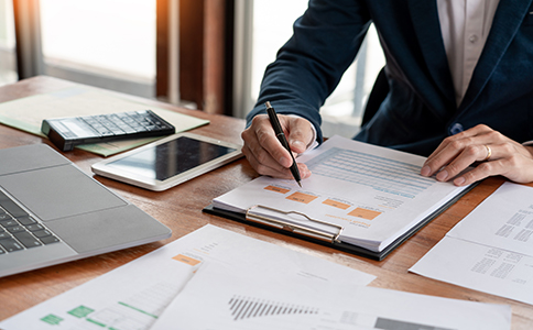 注冊(cè)?？诓惋嫻?></p><h3>一、注冊(cè)?？诓惋嫻厩暗臏?zhǔn)備</h3><p>在開始注冊(cè)之前，創(chuàng)業(yè)者首先需要做一些準(zhǔn)備工作，以確保注冊(cè)過程順利進(jìn)行：</p><p>1. 選擇公司類型：你需要決定注冊(cè)哪種類型的公司。對(duì)于大多數(shù)餐飲公司來說，有限責(zé)任公司(LLC)是最常見的選擇。</p><p>2. 公司名稱：你需要為餐飲公司選一個(gè)獨(dú)特的名字，并確保該名稱在?？诘貐^(qū)未被其他公司注冊(cè)。</p><p>3. 經(jīng)營(yíng)場(chǎng)所：確保你有一個(gè)合法的經(jīng)營(yíng)場(chǎng)所，餐飲公司需要在具有合法餐飲經(jīng)營(yíng)許可證的場(chǎng)所運(yùn)營(yíng)。</p><p>4. 投資金額：根據(jù)不同的公司類型和經(jīng)營(yíng)規(guī)模，準(zhǔn)備相應(yīng)的資金，確保能夠承擔(dān)公司的注冊(cè)費(fèi)用以及未來運(yùn)營(yíng)成本。</p><h3>二、?？诓惋嫻咀?cè)流程</h3><p>注冊(cè)?？诓惋嫻疽话惆韵虏襟E：</p><p>1. 提交公司名稱核準(zhǔn)申請(qǐng)</p><p>首先，你需要提交公司名稱核準(zhǔn)申請(qǐng)。通過?？谑泄ど绦姓芾砭值木W(wǎng)站或直接到當(dāng)?shù)氐墓ど叹洲k理，公司名稱需要符合相關(guān)的法律規(guī)定，并且不能與已有的公司名稱重復(fù)。</p><p>2. 提交注冊(cè)申請(qǐng)材料</p><p>一旦名稱通過核準(zhǔn)，接下來需要準(zhǔn)備并提交注冊(cè)申請(qǐng)材料。通常，包括以下內(nèi)容：</p><p>- 公司章程</p><p>- 公司注冊(cè)地址證明(租賃合同或房產(chǎn)證復(fù)印件)</p><p>- 法定代表人身份證明</p><p>- 公司股東信息</p><p>- 注冊(cè)資本信息</p><p>- 餐飲行業(yè)經(jīng)營(yíng)許可證申請(qǐng)</p><p>3. 餐飲經(jīng)營(yíng)許可證申請(qǐng)</p><p>作為餐飲公司，除工商注冊(cè)外，還需要申請(qǐng)餐飲行業(yè)的相關(guān)許可證。具體流程包括：</p><p>- 提交食品經(jīng)營(yíng)許可申請(qǐng)。</p><p>- 提供餐廳廚房設(shè)施的合規(guī)證明。</p><p>- 完成食品安全檢查，并獲得衛(wèi)生部門的批準(zhǔn)。</p><p>4. 獲取營(yíng)業(yè)執(zhí)照</p><p>餐飲公司完成以上步驟后，工商局會(huì)頒發(fā)營(yíng)業(yè)執(zhí)照，表示你的餐飲公司合法成立。此時(shí)，你就可以正式開始營(yíng)業(yè)。</p><p>5. 稅務(wù)登記和銀行開戶</p><p>在獲取營(yíng)業(yè)執(zhí)照后，下一步是進(jìn)行稅務(wù)登記，申請(qǐng)稅務(wù)登記證。隨后，你需要為公司開設(shè)銀行賬戶，用于資金的管理和結(jié)算。</p><p>6. 辦理其他相關(guān)證件</p><p>根據(jù)經(jīng)營(yíng)需要，你可能還需要辦理其他證件，例如食品安全管理證、消防安全合格證等，這些證書將確保你的餐飲業(yè)務(wù)符合當(dāng)?shù)胤珊托袠I(yè)標(biāo)準(zhǔn)。<br><img src=