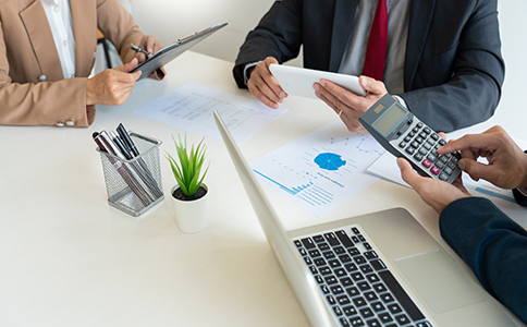 ?？诹闵陥蟮淖⒁馐马?></p><h3>四、?？诹闵陥蟮淖⒁馐马?/h3><p>1. 零申報不等于免稅</p><p>需要明確的是，零申報并不等于免稅。它只是指企業(yè)沒有實際的經(jīng)營活動，因此不產(chǎn)生應(yīng)稅收入或應(yīng)稅支出。企業(yè)依然需要按時申報，保持良好的納稅記錄。</p><p>2. 定期申報，即便沒有收入</p><p>即便企業(yè)沒有收入或支出，也必須按時進行零申報。未按時申報將會導(dǎo)致稅務(wù)機關(guān)的處罰，可能影響到企業(yè)的信用和正常經(jīng)營。</p><p>3. 不等于長期不經(jīng)營</p><p>零申報只是針對一段時間內(nèi)的無業(yè)務(wù)情況，不應(yīng)頻繁出現(xiàn)。如果企業(yè)長期處于“零收入”狀態(tài)，建議檢查是否需要進行公司注銷或者停業(yè)處理。</p><p>4. 確保準確填寫信息</p><p>在申報時，企業(yè)主需確保提供準確的企業(yè)信息，避免因申報錯誤而導(dǎo)致后續(xù)問題。</p><h3>五、?？诹闵陥蟮膬?yōu)勢</h3><p>- 避免稅務(wù)風險</p><p>定期進行零申報可以避免因未申報而產(chǎn)生的稅務(wù)風險及處罰。稅務(wù)局一般會對長期未申報的企業(yè)進行調(diào)查，若被發(fā)現(xiàn)有未按期申報，將會面臨滯納金或罰款。</p><p>- 維護稅務(wù)信用</p><p>通過按時申報零申報，企業(yè)能夠維護良好的稅務(wù)信用記錄，這對日后申請貸款、辦理其他業(yè)務(wù)時都有積極影響。</p><p>- 方便快捷</p><p>電子稅務(wù)局的零申報流程簡單便捷，企業(yè)主只需花費少量時間，便能完成申報，省去線下跑腿的麻煩。</p><h3>六、海口零申報常見問題</h3><p>1. 零申報會被處罰嗎?</p><p>正常情況下，企業(yè)按時進行零申報不會受到處罰。但是如果企業(yè)長期不申報或者虛假申報，稅務(wù)局可能會對其進行處罰。</p><p>2. 零申報需要提供哪些資料?</p><p>零申報通常不需要提供額外的資料，企業(yè)只需在電子稅務(wù)局中提交申報信息即可。</p><p>3. 如何處理不再經(jīng)營的企業(yè)?</p><p>如果企業(yè)決定停止經(jīng)營，可以考慮注銷公司，避免后續(xù)的零申報帶來的麻煩。</p><h3>七、總結(jié)</h3><p>?？诹闵陥箅m然看起來簡單，但也有一些細節(jié)需要注意。企業(yè)主需要按時進行零申報，確保稅務(wù)合規(guī)，以免影響企業(yè)的信用記錄。建議在遇到稅務(wù)問題時，隨時咨詢專業(yè)的稅務(wù)代理機構(gòu)或會計公司。</p><p>如果您對海口零申報還有任何疑問或需要幫助，歡迎隨時咨詢?？阢茣嫻?，我們將為您提供專業(yè)的稅務(wù)咨詢和幫助，確保您的企業(yè)經(jīng)營無憂。</p>                </div>
                <p class=