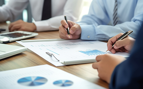 ?？诠咀院嗣?></p><h3>什么是?？诠咀院嗣?</h3><p>?？诠咀院嗣侵钙髽I(yè)在注冊公司之前，首先需要向工商行政管理部門申請對公司名稱進行核準的過程。通過核名，政府部門會確保公司名稱的唯一性與合法性，避免與已注冊公司重復。</p><h3>?？诠咀院嗣幕玖鞒?/h3><p>1. 準備公司名稱</p><p>在申請核名之前，首先需要想好公司名稱。通常，名稱由公司類型、行業(yè)、企業(yè)名稱組成。確保名稱不與已注冊公司名稱重復，并符合?？谑泄ど叹值南嚓P(guān)規(guī)定。</p><p>2. 提交核名申請</p><p>提交公司名稱的核準申請，您可以通過?？诋?shù)氐墓ど坦芾砭止倬W(wǎng)或委托代理機構(gòu)進行。申請時需填寫相關(guān)表格，提交公司名稱及其他基本信息。</p><p>3. 名稱審查</p><p>?？谑泄ど叹謺δ峤坏墓久Q進行審查。審查的標準包括名稱是否重復，是否符合相關(guān)法律規(guī)定，以及是否存在敏感詞匯等。</p><p>4. 核名結(jié)果</p><p>審查合格后，工商局會出具核名通知書，確認您的公司名稱已通過核準。如果核名未通過，您需要根據(jù)反饋信息修改公司名稱，再次提交申請。<br><img src=