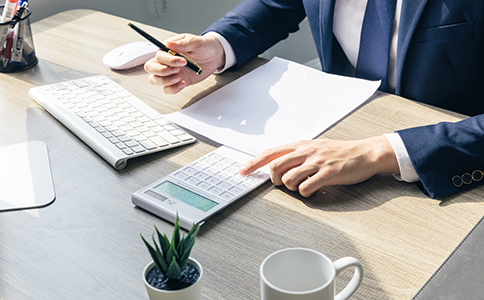 ?？谧圆惋嫻?></p><h3>一、?？谧圆惋嫻厩暗臏蕚涔ぷ?/h3><p>在注冊餐飲公司之前，有一些必要的準備工作。確保這些準備工作到位，可以幫助你更順利地完成整個注冊過程。</p><p>1. 確定餐飲公司經(jīng)營范圍</p><p>餐飲公司可以涉及不同的經(jīng)營范圍，比如餐飲服務(wù)、食品加工、餐飲外賣等。在注冊公司之前，首先要明確公司的經(jīng)營范圍。這不僅會影響到公司的營業(yè)執(zhí)照種類，還會對你后續(xù)的經(jīng)營和發(fā)展有很大影響。</p><p>2. 公司名稱的選擇</p><p>選擇一個合適且有辨識度的公司名稱是注冊餐飲公司時的第一步。餐飲公司名稱要符合當?shù)毓ど叹值南嚓P(guān)規(guī)定，避免與已經(jīng)注冊的公司名稱重復(fù)。為了確保公司的名稱能夠通過審核，建議事先通過企業(yè)名稱查詢系統(tǒng)檢查其可用性。</p><p>3. 確定注冊資本</p><p>雖然注冊餐飲公司并沒有明確的注冊資本要求，但建議根據(jù)你的公司規(guī)模和經(jīng)營計劃設(shè)定一個合理的注冊資本。一般來說，注冊資本越高，公司的信用和形象就越好，有助于日后的經(jīng)營與融資。</p><p>4. 租賃合適的營業(yè)場所</p><p>餐飲公司需要提供一個合法且符合要求的營業(yè)場所，這對于餐飲公司的注冊至關(guān)重要。營業(yè)場所需要符合當?shù)氐南?、衛(wèi)生等安全標準，并且要有相應(yīng)的租賃合同，證明公司擁有該場地使用權(quán)。<br><img src=