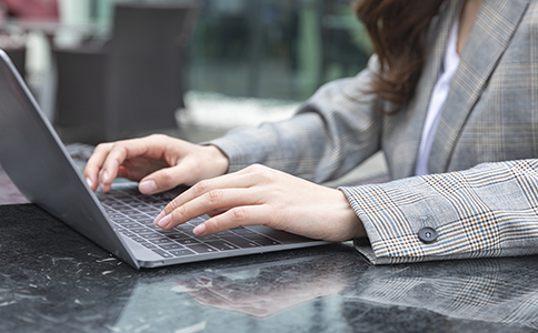 影響?？诖碛涃~費(fèi)用的因素