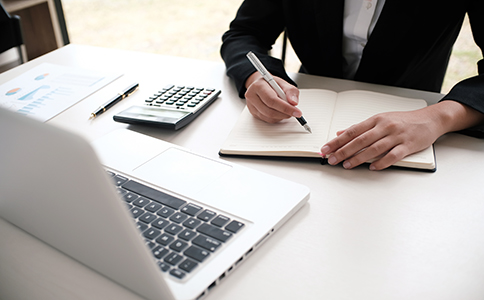 ?？诠ど套?></p><h3>五、法定代表人身份證明</h3><p>法定代表人是公司對外的代表，其在公司注冊過程中的責(zé)任非常重要。法定代表人需要提供以下材料：</p><p>1. 身份證復(fù)印件：法定代表人必須提供有效的身份證復(fù)印件。</p><p>2. 近期免冠照片：有些工商局可能要求提供法定代表人的近期免冠照片，用于辦理注冊事項(xiàng)時的人員識別。</p><p>法定代表人是公司法人身份的重要證明，因此必須準(zhǔn)確無誤。</p><h3>六、注冊資本及股東出資比例</h3><p>公司注冊時，必須明確注冊資本及股東的出資比例。雖然目前國家取消了部分公司類型的最低注冊資本要求，但創(chuàng)業(yè)者依然需要合理設(shè)定注冊資本，并根據(jù)股東出資比例進(jìn)行登記。具體要求如下：</p><p>1. 注冊資本：根據(jù)公司的經(jīng)營規(guī)模和行業(yè)要求，合理設(shè)定注冊資本，確保公司有足夠的財(cái)務(wù)支持。</p><p>2. 出資比例：股東之間應(yīng)明確出資比例，并在公司章程中寫明。出資比例直接影響股東的權(quán)益分配和決策權(quán)。</p><p>盡管現(xiàn)在注冊資本沒有強(qiáng)制最低要求，但企業(yè)主應(yīng)設(shè)定合適的注冊資本，給公司經(jīng)營留有足夠的空間。</p><h3>七、特殊行業(yè)額外要求</h3><p>在海口注冊某些特定行業(yè)的公司時，除了基本的工商注冊資料外，還需要提供行業(yè)特有的許可或資質(zhì)。以下是一些常見行業(yè)的要求：</p><p>1. 餐飲行業(yè)：需要提供食品經(jīng)營許可證、衛(wèi)生許可證等。</p><p>2. 醫(yī)療行業(yè)：涉及醫(yī)療器械、藥品經(jīng)營等行業(yè)的企業(yè)，還需要提供相關(guān)的醫(yī)療器械經(jīng)營許可證、藥品經(jīng)營許可證等。</p><p>3. 進(jìn)出口公司：需要提供海關(guān)注冊備案、進(jìn)出口經(jīng)營權(quán)等相關(guān)證明。</p><p>這些特殊行業(yè)的公司需要額外提供與行業(yè)相關(guān)的許可和證書，確保公司的業(yè)務(wù)符合行業(yè)規(guī)定。</p><h3>八、?？诠ど套粤鞒?/h3><p>了解了?？诠ど套运栀Y料后，創(chuàng)業(yè)者需要掌握注冊流程，確保順利完成工商注冊。?？诠ど套缘幕玖鞒倘缦拢?/p><p>1. 名稱核準(zhǔn)：首先進(jìn)行公司名稱核準(zhǔn)，確保名稱符合規(guī)定。</p><p>2. 提交資料：準(zhǔn)備好所有注冊資料后，向?？谑泄ど叹痔峤簧暾?。</p><p>3. 領(lǐng)取營業(yè)執(zhí)照：工商局審核通過后，發(fā)放營業(yè)執(zhí)照，標(biāo)志著公司正式成立。</p><p>4. 刻章備案：公司領(lǐng)取營業(yè)執(zhí)照后，需要辦理公章、財(cái)務(wù)章等印章的刻制，并進(jìn)行備案。</p><p>5. 銀行開戶：辦理公司銀行賬戶，完成資金的管理和運(yùn)營。</p><h3>總結(jié)</h3><p>在?？谶M(jìn)行工商注冊，準(zhǔn)備齊全的注冊資料是成功注冊的關(guān)鍵。通過了解海口工商注冊所需資料，創(chuàng)業(yè)者可以高效地完成注冊手續(xù)，確保公司順利啟動。如果你在準(zhǔn)備過程中遇到任何問題，歡迎隨時咨詢?？阢茣?jì)公司，我們將為你提供全方位的注冊服務(wù)，幫助你順利完成公司注冊，開啟創(chuàng)業(yè)之旅。</p>                </div>
                <p class=