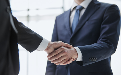 ?？谧杂邢薰镜淖⒁馐马?></p><h3>三、海口注冊有限公司的注意事項</h3><p>1. 公司名稱：避免使用敏感詞匯，確保名稱簡潔易記。</p><p>2. 注冊地址：確保地址真實有效，避免因地址問題導致注冊失敗。</p><p>3. 經(jīng)營范圍：根據(jù)實際業(yè)務(wù)填寫，避免過于寬泛或狹窄。</p><p>4. 注冊資本：雖然實行認繳制，但需根據(jù)公司規(guī)模和行業(yè)要求合理設(shè)定。</p><p>5. 稅務(wù)合規(guī)：按時完成稅務(wù)登記和申報，避免稅務(wù)風險。</p><h3>四、?？谑凶杂邢薰镜某Ｒ妴栴}</h3><p>1. 注冊公司需要多長時間?</p><p>一般情況下，注冊公司需要5-10個工作日，具體時間取決于材料準備和審核進度。</p><p>2. 注冊費用是多少?</p><p>注冊費用包括工商注冊費、刻章費、銀行開戶費等，總費用約在1000-3000元之間。</p><p>3. 是否需要親自辦理?</p><p>企業(yè)主可以選擇自行辦理，也可以委托專業(yè)代理機構(gòu)代辦，節(jié)省時間和精力。</p><h3>五、總結(jié)</h3><p>通過以上步驟，您可以順利完成?？谑凶杂邢薰玖鞒獭Ｗ怨臼莿?chuàng)業(yè)的第一步，但后續(xù)的財務(wù)管理和稅務(wù)合規(guī)同樣重要。如果您在注冊過程中遇到任何問題，建議隨時咨詢專業(yè)的服務(wù)機構(gòu)。</p><p>海口泓灼會計公司是一家經(jīng)驗豐富的企業(yè)服務(wù)機構(gòu)，提供公司注冊、財務(wù)代理、稅務(wù)籌劃等一站式服務(wù)。無論是注冊流程還是后續(xù)管理，泓灼會計都能為您提供專業(yè)支持，助您輕松創(chuàng)業(yè)。</p><div   id=