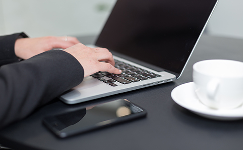 ?？诜止咀?></p><h3>四、?？诜止咀再Y金的繳納方式</h3><p>1. 貨幣出資</p><p>貨幣出資是最常見的注冊資金繳納方式，企業(yè)主可以通過銀行轉(zhuǎn)賬或現(xiàn)金存款完成。</p><p>2. 實物出資</p><p>如果總公司擁有適合的固定資產(chǎn)或設(shè)備，可以選擇以實物形式出資。需要注意的是，實物出資需經(jīng)過專業(yè)評估機(jī)構(gòu)評估。</p><p>3. 知識產(chǎn)權(quán)出資</p><p>在某些情況下，企業(yè)主還可以通過知識產(chǎn)權(quán)(如專利、商標(biāo)等)作為注冊資金的出資方式。</p><h3>五、?？诜止咀再Y金的常見問題</h3><p>1. 注冊資金可以更改嗎?</p><p>是的，注冊資金可以根據(jù)企業(yè)的發(fā)展需要進(jìn)行增資或減資，但需按照法定程序辦理相關(guān)手續(xù)。</p><p>2. 注冊資金與稅務(wù)有關(guān)嗎?</p><p>注冊資金本身不直接影響稅務(wù)，但企業(yè)的經(jīng)營規(guī)模和利潤水平會間接影響稅務(wù)負(fù)擔(dān)。</p><p>3. 分公司注冊資金是否需要驗資?</p><p>目前，中國已取消普通企業(yè)的驗資要求，但某些特殊行業(yè)仍需提供驗資報告。</p><h3>六、總結(jié)與建議</h3><p>設(shè)立海口分公司是企業(yè)拓展業(yè)務(wù)的重要一步，而合理設(shè)定注冊資金則是確保分公司順利運(yùn)營的關(guān)鍵。通過本文的介紹，相信您對?？诜止咀再Y金的相關(guān)規(guī)定和注意事項有了更深入的了解。</p><p>如果您在注冊過程中遇到任何問題，或需要專業(yè)的財務(wù)和稅務(wù)建議，歡迎隨時咨詢**?？阢茣嫻?*。作為海口本地專業(yè)的會計服務(wù)機(jī)構(gòu)，泓灼會計擁有豐富的經(jīng)驗和專業(yè)的團(tuán)隊，能夠為您提供從注冊資金規(guī)劃到稅務(wù)申報的一站式服務(wù)，助您輕松完成分公司注冊，順利開啟創(chuàng)業(yè)之旅。</p><div   id=