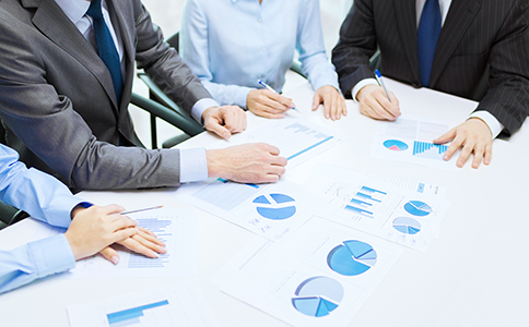 ?？谟耙曃幕咀粤鞒?></p><h3>二、?？谟耙曃幕咀粤鞒?/h3><p>注冊?？谟耙曃幕静⒉皇且货矶偷?，以下是詳細(xì)的注冊流程：</p><p>1. 名稱預(yù)先核準(zhǔn)</p><p>在正式提交注冊申請之前，您需要先進(jìn)行公司名稱核準(zhǔn)。可以通過?？谑惺袌霰O(jiān)督管理局官網(wǎng)進(jìn)行在線查詢，確保所選名稱沒有被注冊。名稱核準(zhǔn)后，您將獲得名稱預(yù)先核準(zhǔn)通知書。</p><p>2. 提交注冊申請</p><p>完成名稱核準(zhǔn)后，您可以向?？谑惺袌霰O(jiān)督管理局提交注冊申請。提交材料時，需提供上述所列的相關(guān)資料，包括公司章程、股東會決議、經(jīng)營范圍等。</p><p>3. 注冊資本驗資</p><p>?？谟耙曃幕咀詴r，必須填寫注冊資本，注冊資本可以是任意金額，但實際出資金額需符合公司經(jīng)營規(guī)模和投資需要。根據(jù)公司法規(guī)定，若公司設(shè)立時需要進(jìn)行注冊資本驗資，您需要聘請會計師事務(wù)所進(jìn)行驗資并出具驗資報告。</p><p>4. 工商注冊和營業(yè)執(zhí)照申請</p><p>提交所有相關(guān)資料后，工商局會對您的資料進(jìn)行審核，審核通過后會為您的公司發(fā)放營業(yè)執(zhí)照。此時，您的影視文化公司正式成立。</p><p>5. 開設(shè)銀行賬戶</p><p>營業(yè)執(zhí)照發(fā)放后，您需要到銀行開設(shè)公司的基本賬戶，并將注冊資本存入銀行賬戶中。銀行賬戶開設(shè)后，您可以進(jìn)行后續(xù)的財務(wù)管理和交易。</p><p>6. 稅務(wù)登記和組織機(jī)構(gòu)代碼證</p><p>公司成立后，您需要到?？谑卸悇?wù)局進(jìn)行稅務(wù)登記，辦理稅務(wù)登記證，并根據(jù)需要辦理組織機(jī)構(gòu)代碼證。完成稅務(wù)登記后，您的公司即可開始正常運營。</p><h3>三、?？谟耙曃幕咀宰⒁馐马?/h3><p>在?？谧杂耙曃幕緯r，有幾個注意事項需要特別關(guān)注：</p><p>1. 經(jīng)營范圍的選擇</p><p>影視文化行業(yè)涉及多個領(lǐng)域，注冊時必須明確經(jīng)營范圍，避免將來經(jīng)營活動受限?？梢愿鶕?jù)實際需求選擇包括影視制作、廣告?zhèn)鞑?、文化演藝等在?nèi)的多項經(jīng)營內(nèi)容。</p><p>2. 注冊資本的準(zhǔn)備</p><p>盡管注冊資本在很多情況下可以是認(rèn)繳制，但建議根據(jù)公司業(yè)務(wù)規(guī)模適當(dāng)選擇注冊資本金額，避免后期資金不足影響公司運營。</p><p>3. 公司章程的重要性</p><p>公司章程是公司運營的基礎(chǔ)文件之一，明確章程內(nèi)容不僅能幫助公司規(guī)范管理，還能避免股東間的糾紛。因此，制定章程時應(yīng)充分考慮公司運營的各個方面。</p><p>4. 提前準(zhǔn)備好所需材料</p><p>提前準(zhǔn)備齊全所有注冊所需的材料，避免因資料不全而影響注冊進(jìn)度。</p><h3>四、總結(jié)</h3><p>通過本文的介紹，相信您對海口影視文化公司注冊的資料和流程有了清晰的了解。注冊?？谟耙曃幕倦m然流程較為復(fù)雜，但只要準(zhǔn)備充分，按照規(guī)定的步驟操作，便能順利完成注冊。如果您在注冊過程中遇到任何問題，建議您隨時咨詢專業(yè)的?？阢茣嫻?，確保您的注冊工作高效順利。</p><div   id=