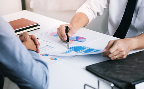 注冊(cè)?？诓惋嫻舅璨牧?></p><h3>三、注冊(cè)?？诓惋嫻舅璨牧?/h3><p>在注冊(cè)海口餐飲公司時(shí)，企業(yè)主需要準(zhǔn)備一系列材料。具體材料清單如下：</p><p>- 公司名稱預(yù)先核準(zhǔn)通知書。</p><p>- 法定代表人身份證明及復(fù)印件。</p><p>- 公司住所證明(如租賃合同、房產(chǎn)證等)。</p><p>- 注冊(cè)資本證明。</p><p>- 食品經(jīng)營(yíng)許可證申請(qǐng)書。</p><p>- 食品安全管理人員培訓(xùn)證書。</p><p>- 消防安全合格證明。</p><h3>四、注冊(cè)?？诓惋嫻玖鞒?/h3><p>1. 公司名稱核準(zhǔn)：首先，企業(yè)主需要到海口市場(chǎng)監(jiān)督管理局申請(qǐng)公司名稱核準(zhǔn)。</p><p>2. 準(zhǔn)備注冊(cè)材料：根據(jù)公司類型和餐飲行業(yè)的要求，準(zhǔn)備相關(guān)的注冊(cè)材料，包括身份證明、經(jīng)營(yíng)場(chǎng)所證明等。</p><p>3. 提交注冊(cè)申請(qǐng)：將所有材料提交至海口市場(chǎng)監(jiān)督管理局，進(jìn)行公司注冊(cè)。</p><p>4. 辦理相關(guān)許可證：注冊(cè)完成后，企業(yè)需要辦理食品經(jīng)營(yíng)許可證、餐飲服務(wù)許可證等。</p><p>5. 稅務(wù)登記：完成注冊(cè)后，及時(shí)進(jìn)行稅務(wù)登記，獲取稅務(wù)登記證。</p><h3>五、注冊(cè)?？诓惋嫻咀⒁馐马?xiàng)</h3><p>在注冊(cè)?？诓惋嫻緯r(shí)，企業(yè)主需要注意以下幾點(diǎn)：</p><p>- 嚴(yán)格遵守法規(guī)：餐飲行業(yè)涉及的法律法規(guī)較多，尤其在食品安全和衛(wèi)生方面。企業(yè)主需要確保公司符合相關(guān)法律規(guī)定。</p><p>- 經(jīng)營(yíng)場(chǎng)所選址：餐飲公司經(jīng)營(yíng)場(chǎng)所的選址需要符合消防、環(huán)保、衛(wèi)生等多個(gè)方面的要求，避免后期因?yàn)閳?chǎng)地問(wèn)題而影響營(yíng)業(yè)。</p><p>- 定期檢查和認(rèn)證：餐飲公司開設(shè)后，要定期接受相關(guān)部門的檢查和認(rèn)證，以確保企業(yè)持續(xù)合法運(yùn)營(yíng)。</p><h3>六、總結(jié)</h3><p>注冊(cè)?？诓惋嫻臼且豁?xiàng)復(fù)雜但有潛力的任務(wù)。從公司類型的選擇到行業(yè)許可的申請(qǐng)，每一步都需要嚴(yán)格遵守法律規(guī)定。通過(guò)正確的流程，創(chuàng)業(yè)者可以順利開設(shè)餐飲公司并進(jìn)入這一充滿活力的行業(yè)。無(wú)論是辦理食品經(jīng)營(yíng)許可證，還是確保經(jīng)營(yíng)場(chǎng)所符合衛(wèi)生和消防要求，企業(yè)主都需要關(guān)注每一個(gè)細(xì)節(jié)。</p><p>如果您對(duì)?？诓惋嫻咀?cè)條件有任何疑問(wèn)，歡迎隨時(shí)咨詢?？阢茣?huì)計(jì)公司，我們將為您提供專業(yè)的咨詢服務(wù)，幫助您順利開啟餐飲創(chuàng)業(yè)之旅。</p><div   id=