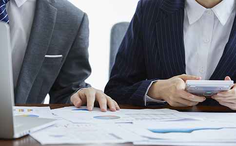 ?？诎卜拦咀粤鞒?></p><h3>一、海口安防公司注冊流程</h3><p>?？诎卜拦咀粤鞒膛c一般公司注冊流程相似，但由于涉及到安全與技術(shù)管理，安防公司需要特別注意某些規(guī)定。以下是注冊的主要步驟：</p><p>1. 公司名稱核準(zhǔn)</p><p>首先，您需要為您的安防公司選擇一個(gè)獨(dú)特的公司名稱，并提交到當(dāng)?shù)毓ど绦姓芾砭诌M(jìn)行名稱核準(zhǔn)。名稱核準(zhǔn)通過后，您將獲得《企業(yè)名稱預(yù)先核準(zhǔn)通知書》，這是公司注冊的第一步。</p><p>2. 注冊資本與法人</p><p>安防公司注冊時(shí)需要確定注冊資本的數(shù)額。根據(jù)?？诘南嚓P(guān)規(guī)定，安防公司通常要求的注冊資本為30萬元以上，且公司法人需要是具有相應(yīng)法律資格和背景的人。此外，公司的法人代表應(yīng)當(dāng)為中國公民，且需要提供身份證明和相關(guān)資料。</p><p>3. 準(zhǔn)備注冊資料</p><p>在完成名稱核準(zhǔn)和確定法人后，您需要準(zhǔn)備注冊所需的材料，包括：</p><p>- 《公司章程》</p><p>- 公司法人身份證明</p><p>- 公司注冊地址的租賃合同</p><p>- 注冊資本證明</p><p>- 其他必要的技術(shù)資質(zhì)證書(如涉及到安防產(chǎn)品安裝的，需提供相關(guān)資質(zhì)證明)</p><p>4. 提交注冊申請</p><p>所有資料準(zhǔn)備齊全后，您可以向海口市工商局提交注冊申請。提交材料后，工商局會(huì)進(jìn)行審核，通常需要5-10個(gè)工作日。</p><p>5. 領(lǐng)取營業(yè)執(zhí)照</p><p>審核通過后，海口市工商局將發(fā)放《營業(yè)執(zhí)照》。這標(biāo)志著您的?？诎卜拦菊阶酝瓿?。此時(shí)，您還需要辦理稅務(wù)登記、組織機(jī)構(gòu)代碼證等后續(xù)手續(xù)。</p><p>6. 其他行業(yè)資質(zhì)審批</p><p>如果您的安防公司涉及到安裝、維護(hù)等技術(shù)性工作，還需申請相關(guān)的行業(yè)資質(zhì)證書，如《安防工程施工資質(zhì)證書》等。<br><img src=