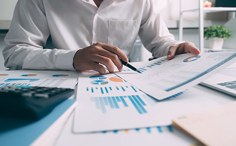 ?？谧晕锪鞴玖鞒?></p><h3>一、海口注冊物流公司流程</h3><p>在?？谧晕锪鞴静⒉皇且粋€復(fù)雜的過程，但需要遵循一定的步驟。以下是注冊物流公司的主要流程：</p><p>1. 公司名稱核準(zhǔn)</p><p>注冊物流公司首先需要進(jìn)行公司名稱核準(zhǔn)。選擇一個符合公司經(jīng)營方向的名稱，并前往?？谑惺袌霰O(jiān)督管理局進(jìn)行核準(zhǔn)。請注意，名稱中應(yīng)包含“物流”字樣，以明確業(yè)務(wù)范圍。</p><p>2. 準(zhǔn)備所需材料</p><p>注冊物流公司需要準(zhǔn)備一系列的資料，這些資料包括：</p><p>公司法定代表人身份證明及復(fù)印件</p><p>公司章程</p><p>公司住所證明(如租賃合同或產(chǎn)權(quán)證復(fù)印件)</p><p>經(jīng)營范圍(包括貨運代理、倉儲管理等具體業(yè)務(wù))</p><p>注冊資本證明</p><p>其他相關(guān)文件(如股東會決議、法人代表聲明等)</p><p>3. 工商登記</p><p>完成名稱核準(zhǔn)后，您可以向?？谑械墓ど绦姓芾聿块T提交注冊申請。提交申請時，務(wù)必確認(rèn)您的所有材料完整無誤。工商部門會根據(jù)相關(guān)規(guī)定進(jìn)行審核，審核通過后，發(fā)放《企業(yè)法人營業(yè)執(zhí)照》。</p><p>4. 刻章和銀行開戶</p><p>獲得營業(yè)執(zhí)照后，下一步就是刻制公司印章，包括公章、財務(wù)章、合同章等。隨后，您需要前往銀行開設(shè)公司賬戶，以便進(jìn)行資金管理。</p><p>5. 申請相關(guān)資質(zhì)</p><p>如果您的物流公司涉及道路運輸業(yè)務(wù)，還需要申請相應(yīng)的運輸許可證或道路運輸經(jīng)營許可證。具體資質(zhì)要求需要根據(jù)您的經(jīng)營范圍來確定。</p><p>6. 稅務(wù)登記</p><p>最后一步是辦理稅務(wù)登記。企業(yè)需要向當(dāng)?shù)囟悇?wù)局報備，申請稅務(wù)登記證，選擇合適的稅種。完成稅務(wù)登記后，您就可以開始正常的經(jīng)營活動。</p><h3>二、海口注冊物流公司費用</h3><p>在?？谧晕锪鞴舅璧馁M用包括多個方面。以下是常見的費用明細(xì)：</p><p>1. 工商注冊費用</p><p>工商注冊的費用一般包括企業(yè)名稱核準(zhǔn)費、營業(yè)執(zhí)照工本費等。這些費用通常在幾百元左右。</p><p>2. 注冊資本</p><p>根據(jù)不同的經(jīng)營模式，物流公司注冊資本的要求有所不同。雖然國家不再強制要求最低注冊資本，但一般建議注冊資本不少于人民幣10萬元，這有助于增強公司的信譽度。</p><p>3. 代理服務(wù)費</p><p>如果您選擇通過代理公司辦理注冊手續(xù)，還需要支付代理服務(wù)費用。根據(jù)服務(wù)的內(nèi)容和代理公司的收費標(biāo)準(zhǔn)，這筆費用通常在2000-5000元不等。</p><p>4. 銀行開戶費用</p><p>開設(shè)公司銀行賬戶的費用一般不高，大致在300-1000元之間，具體費用根據(jù)銀行的不同而有所變化。</p><p>5. 其他費用</p><p>若公司需要申請道路運輸許可證、報關(guān)代理、倉儲資質(zhì)等，還需要支付相應(yīng)的申請費用。這部分費用通常因公司經(jīng)營規(guī)模及資質(zhì)要求而異。<br><img src=