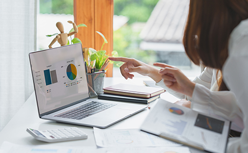 ?？谧晕幕舅璨牧?></p><h3>一、?？谧晕幕舅璨牧?/h3><p>在開始注冊文化公司之前，您需要準(zhǔn)備一些基本材料。確保材料齊全不僅可以加快注冊進(jìn)度，還能避免在注冊過程中出現(xiàn)不必要的麻煩。以下是注冊文化公司所需的材料：</p><p>1. 公司名稱預(yù)先核準(zhǔn)申請書：在?？谧怨局?，您需要向相關(guān)部門申請公司名稱核準(zhǔn)。確保您的公司名稱在海口市沒有重復(fù)或雷同。</p><p>2. 法人身份證復(fù)印件：注冊公司時(shí)，法人需要提供有效的身份證復(fù)印件，法人必須年滿18歲且具備完全民事行為能力。</p><p>3. 股東身份證復(fù)印件：如果公司有多個(gè)股東，每位股東都需要提供身份證復(fù)印件。</p><p>4. 公司章程：公司章程是公司成立后，管理運(yùn)作的重要文件，需由股東簽字。</p><p>5. 公司注冊地址：注冊文化公司需要提供合法的辦公場所地址。可以是租賃合同或產(chǎn)權(quán)證明文件。</p><p>6. 注冊資金及股東出資比例：股東出資比例要明確，并寫入公司章程。根據(jù)相關(guān)政策，文化公司注冊資金可以不設(shè)上限，但一般建議填寫實(shí)際經(jīng)營需求的金額。</p><p>7. 文化行業(yè)相關(guān)許可證或?qū)徟募喝魪氖绿囟ǖ奈幕袠I(yè)(如出版、演出、廣播電視等)，需要提前申請相關(guān)的行業(yè)許可證或資質(zhì)審批。</p><h3>二、?？谧晕幕玖鞒?/h3><p>注冊文化公司的流程相對來說較為簡便，下面是注冊流程的簡要介紹：</p><p>1. 公司名稱核準(zhǔn)</p><p>在?？谧晕幕局埃紫刃枰M(jìn)行公司名稱核準(zhǔn)。這一步驟是確定公司名稱是否符合規(guī)定，并且是否重復(fù)。通過海口工商行政管理局網(wǎng)站提交公司名稱預(yù)先核準(zhǔn)申請，等待審批結(jié)果。</p><p>2. 提交注冊材料</p><p>在公司名稱核準(zhǔn)通過后，您可以準(zhǔn)備好以上所列的材料，提交到海口市工商行政管理局進(jìn)行注冊申請。通常情況下，材料齊全并符合要求的情況下，工商局會(huì)在5-10個(gè)工作日內(nèi)審核并批準(zhǔn)。</p><p>3. 領(lǐng)取營業(yè)執(zhí)照</p><p>一旦申請通過，您將收到由?？诠ど绦姓芾砭诸C發(fā)的營業(yè)執(zhí)照。此時(shí)，您的文化公司在法律上正式成立。</p><p>4. 刻章及銀行開戶</p><p>拿到營業(yè)執(zhí)照后，您需要到公安機(jī)關(guān)指定的刻章點(diǎn)刻制公司印章，包括公章、財(cái)務(wù)章、法人章等。接下來，您可以前往銀行開設(shè)公司賬戶，將注冊資金存入銀行賬戶。</p><p>5. 稅務(wù)登記與社保登記</p><p>公司注冊后，需要到?？谑卸悇?wù)局進(jìn)行稅務(wù)登記。根據(jù)公司的實(shí)際經(jīng)營范圍和稅收政策，選擇一般納稅人或小規(guī)模納稅人。與此同時(shí)，如果公司雇傭員工，還需要在社保局進(jìn)行社保登記。<br><img src=