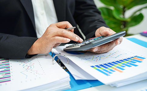 ?？谧晕幕瘋髅焦镜幕玖鞒?></p><h3>一、?？谧晕幕瘋髅焦镜幕玖鞒?/h3><p>注冊文化傳媒公司首先要經(jīng)過以下幾個(gè)主要步驟：</p><p>1. 核準(zhǔn)公司名稱</p><p>選擇一個(gè)具有創(chuàng)意且符合公司發(fā)展方向的名稱，并提交給?？谑惺袌霰O(jiān)督管理局進(jìn)行核準(zhǔn)。需要注意的是，文化傳媒公司的名稱必須符合相關(guān)法律法規(guī)，并避免與其他注冊公司重復(fù)。建議提前做好名稱查詢，確保名稱的唯一性。</p><p>2. 提交注冊資料</p><p>在核準(zhǔn)公司名稱之后，創(chuàng)業(yè)者需準(zhǔn)備相關(guān)注冊材料，包括公司章程、法人身份證復(fù)印件、公司注冊地址等。這些資料需要在海口工商局提交，經(jīng)過審查后完成注冊。</p><p>3. 辦理工商登記</p><p>完成所有資料準(zhǔn)備后，申請人需要向?？谑泄ど叹诌f交申請并辦理工商登記。這一過程通常需要10-15個(gè)工作日，具體時(shí)間視情況而定。</p><p>4. 刻制公司公章</p><p>完成工商注冊后，企業(yè)需要到指定的刻章點(diǎn)刻制公司公章、財(cái)務(wù)章和法人章等。公章刻制完成后，企業(yè)可以正式投入運(yùn)營。</p><h3>二、?？谧晕幕瘋髅焦舅璨牧?/h3><p>在準(zhǔn)備注冊文化傳媒公司時(shí)，以下材料是必不可少的：</p><p>1. 公司名稱</p><p>提供三到五個(gè)備選公司名稱，以備工商局核準(zhǔn)。</p><p>2. 法定代表人身份證</p><p>法定代表人需提供身份證復(fù)印件及聯(lián)系方式。</p><p>3. 注冊地址證明</p><p>提供公司注冊地址的租賃合同或房產(chǎn)證復(fù)印件。</p><p>4. 公司章程</p><p>包括公司經(jīng)營范圍、注冊資本、股東信息等內(nèi)容，必須符合相關(guān)法律要求。</p><p>5. 股東信息</p><p>如果公司有多個(gè)股東，需要提供股東的身份證明及投資比例。</p><p>6. 經(jīng)營范圍</p><p>根據(jù)文化傳媒公司的實(shí)際經(jīng)營項(xiàng)目，確定具體的經(jīng)營范圍，如廣告策劃、文化交流活動組織、影視制作等。<br><img src=