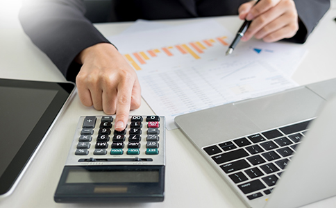 ?？诠痉ㄈ俗兏鞒?></p><h3>一、海口公司法人變更流程概述</h3><p>?？诠痉ㄈ俗兏鞒躺婕耙幌盗械姆沙绦?，通常包括以下幾個(gè)步驟：</p><p>1. 股東會(huì)或董事會(huì)決議</p><p>首先，公司的股東會(huì)或董事會(huì)需通過決議，決定變更法人代表。決議中需要明確說明新的法人代表人選，并表明變更法人代表的理由和相關(guān)安排。</p><p>2. 修改公司章程</p><p>法人變更后，需要對(duì)公司章程進(jìn)行相應(yīng)的修改，確保公司章程與新的法人信息一致。章程修改須由股東會(huì)或董事會(huì)通過。</p><p>3. 準(zhǔn)備法人變更所需材料</p><p>公司法人變更涉及一系列必需材料，如新的法人身份證明、公司章程修改證明等。企業(yè)需要準(zhǔn)備完整的材料以便提交給工商行政管理部門。</p><p>4. 提交變更申請(qǐng)</p><p>準(zhǔn)備好相關(guān)材料后，企業(yè)需要向?？谑泄ど叹痔峤环ㄈ俗兏暾?qǐng)，申請(qǐng)書中需注明變更內(nèi)容，包括新法人代表的姓名、身份證號(hào)碼等信息。</p><p>5. 工商局審核</p><p>工商局收到申請(qǐng)后，會(huì)對(duì)提交的材料進(jìn)行審核，確保其符合相關(guān)法律法規(guī)。若材料齊全且符合規(guī)定，工商局會(huì)發(fā)放新的營(yíng)業(yè)執(zhí)照。</p><p>6. 領(lǐng)取新營(yíng)業(yè)執(zhí)照</p><p>審核通過后，企業(yè)需根據(jù)通知前往工商局領(lǐng)取新的營(yíng)業(yè)執(zhí)照，法人變更正式完成。<br><img src=