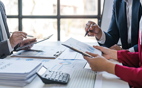 ?？诠ど套孕枰牟牧?></p><h3>一、?？诠ど套孕枰牟牧?/h3><p>在海口辦理工商注冊，您需要提前準備好以下基本材料：</p><p>1. 公司股東及法定代表人的身份證明</p><p>股東和法定代表人的身份證原件及復印件(居民身份證、護照等有效證件)。</p><p>個人身份證必須有效且信息清晰。</p><p>2. 公司名稱預先核準通知書</p><p>在工商局網(wǎng)站或窗口進行企業(yè)名稱核準后，取得的核名通知書。</p><p>核名通知書是后續(xù)辦理的重要憑證。</p><p>3. 公司注冊地址證明材料</p><p>租賃合同、房產(chǎn)證或房屋使用證明等。</p><p>地址必須符合工商局對注冊地址的規(guī)范要求，部分地址需要提供物業(yè)同意書。</p><p>4. 公司章程(草案)</p><p>由全體股東共同制定，明確公司的經(jīng)營范圍、股東出資比例、管理結構等。</p><p>章程應符合法律規(guī)定且內(nèi)容完整。</p><p>5. 股東會決議及董事、監(jiān)事名單</p><p>多股東公司需提供股東會決議，單一股東公司由股東簽署相關決議即可。</p><p>董事、監(jiān)事的身份證明及任職文件。</p><p>6. 驗資報告(視注冊資本情況而定)</p><p>目前多數(shù)企業(yè)實行認繳制，無需即時驗資，但部分特殊行業(yè)或要求需提交驗資報告。</p><p>7. 其他補充材料</p><p>特殊行業(yè)許可或資質(zhì)證明(如食品、醫(yī)療、教育等行業(yè))需一并提交相關許可證。</p><p>根據(jù)公司類型(有限責任公司、個體工商戶、合伙企業(yè)等)，材料略有不同。</p><h3>二、?？诠ど套圆牧蠝蕚涞淖⒁馐马?/h3><p>準備材料時，創(chuàng)業(yè)者需特別注意以下幾點，避免因材料問題導致注冊被拒或延誤：</p><p>材料真實性與完整性</p><p>所有材料必須真實有效，切勿使用虛假信息，工商部門核查嚴格。</p><p>身份證件信息清晰</p><p>身份證復印件要求完整，正反面均需復印，避免模糊或涂改。</p><p>地址證明合法合規(guī)</p><p>地址證明需確保合法合規(guī)，避免使用非商用地址或未授權的辦公場所。</p><p>公司章程規(guī)范完整</p><p>章程內(nèi)容需符合公司法規(guī)定，經(jīng)營范圍應明確具體，避免泛泛而談。</p><p>及時更新相關材料</p><p>如果租賃合同、身份證等有更新，需及時提供最新版本。<br><img src=