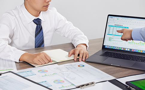 ?？趥髅焦咀缘幕疽?></p><h3>一、海口傳媒公司注冊的基本要求</h3><p>要在?？诔晒ψ詡髅焦?，首先需要了解一些基本要求。以下是注冊傳媒公司所需的基本條件：</p><p>1. 公司名稱要求</p><p>在注冊前，創(chuàng)業(yè)者需要為自己的傳媒公司選擇一個獨特且符合當(dāng)?shù)毓ど套砸?guī)定的公司名稱。通常，傳媒公司名稱需要包含“傳媒”或相關(guān)業(yè)務(wù)類型的字眼，并確保名稱不重復(fù)且不違反商標(biāo)法。創(chuàng)業(yè)者可以通過?？谑惺袌霰O(jiān)督管理局的網(wǎng)站查詢是否已有同名公司存在。</p><p>2. 注冊資本要求</p><p>在?？?，注冊傳媒公司并不強制要求最低注冊資本，允許企業(yè)根據(jù)自身情況自由決定注冊資本的金額。然而，實際操作中，建議根據(jù)公司規(guī)模和運營需求，適當(dāng)選擇注冊資本，尤其是對于媒體內(nèi)容制作、廣告業(yè)務(wù)等行業(yè)，較高的注冊資本有助于提高公司的信譽度和業(yè)務(wù)承接能力。</p><p>3. 股東及法人要求</p><p>海口的傳媒公司可以由個人或多個股東共同成立，股東人數(shù)可以為1人(即個人獨資公司)或2人以上。公司需要指定一名法人代表，法人代表需要具備完全民事行為能力，并承擔(dān)公司經(jīng)營過程中的法律責(zé)任。法人代表必須為公司注冊地的常住居民。</p><p>4. 辦公地址要求</p><p>公司注冊需要提供一個實際可用的辦公地址。?？诘膭?chuàng)業(yè)環(huán)境日益成熟，許多創(chuàng)業(yè)者選擇入駐當(dāng)?shù)氐姆趸骰蚬蚕磙k公空間。這類地址不僅符合注冊要求，還可以享受一些稅收優(yōu)惠政策。</p><h3>二、?？趥髅焦咀缘牧鞒?/h3><p>了解了傳媒公司注冊的基本要求后，接下來是注冊的具體流程。?？诘淖粤鞒檀篌w上和其他城市相似，但需要特別注意一些地方性政策。</p><p>1. 企業(yè)名稱預(yù)先核準(zhǔn)</p><p>首先，你需要通過?？谑惺袌霰O(jiān)督管理局的官網(wǎng)或前往窗口進行企業(yè)名稱的預(yù)先核準(zhǔn)。核準(zhǔn)通過后，會獲得一份《企業(yè)名稱預(yù)先核準(zhǔn)通知書》。這一步驟是確保你的公司名稱唯一且合法。</p><p>2. 提交注冊材料</p><p>注冊過程中，創(chuàng)業(yè)者需要提交以下材料：</p><p>- 企業(yè)名稱預(yù)先核準(zhǔn)通知書</p><p>- 法定代表人及股東身份證復(fù)印件</p><p>- 公司章程</p><p>- 辦公場所租賃合同或房產(chǎn)證復(fù)印件</p><p>- 注冊資本承諾書(部分情況下需要)</p><p>- 其他政府要求的附加材料</p><p>這些材料必須按照?？谑泄ど叹值囊鬁?zhǔn)備齊全，確保順利通過審核。</p><p>3. 注冊申請與審批</p><p>提交材料后，?？谑惺袌霰O(jiān)督管理局會對材料進行審核，并在規(guī)定時間內(nèi)完成審批。一般情況下，海口的注冊審核時間為5-10個工作日，審核通過后會發(fā)放營業(yè)執(zhí)照。</p><p>4. 稅務(wù)登記</p><p>在取得營業(yè)執(zhí)照后，企業(yè)需要在?？诙悇?wù)局進行稅務(wù)登記。此時，企業(yè)會獲得稅務(wù)登記證，并需要申請開設(shè)公司銀行賬戶。稅務(wù)登記時，創(chuàng)業(yè)者需提供公司章程、法人身份證、營業(yè)執(zhí)照副本等資料。</p><p>5. 社會保險登記</p><p>對于員工的社會保險繳納，傳媒公司需向?？谑猩鐣ｋU機構(gòu)進行登記。根據(jù)公司人數(shù)和業(yè)務(wù)需要，進行相應(yīng)的社會保險繳納。</p><p>6. 其他許可申請</p><p>如果公司的業(yè)務(wù)涉及到特定的許可，如廣告發(fā)布、電影制作等，可能需要向相關(guān)部門申請行業(yè)許可證。<br><img src=