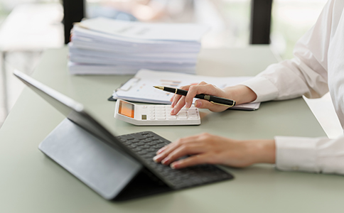 ?？诠镜刂纷兏璨牧锨鍐?></p><h3>三、工商局與稅務(wù)局地址變更辦理細(xì)節(jié)與區(qū)別</h3><p>雖然工商變更和稅務(wù)變更都涉及地址修改，但二者的辦理流程和重點(diǎn)有所不同：</p><p>- 工商變更重點(diǎn)是變更公司營(yíng)業(yè)執(zhí)照上的注冊(cè)地址信息，必須先完成工商變更后，才能進(jìn)行稅務(wù)變更。</p><p>- 稅務(wù)變更則需在工商變更完成后，向稅務(wù)部門(mén)同步更新地址信息，確保稅務(wù)資料一致，避免影響稅務(wù)申報(bào)和發(fā)票管理。</p><p>此外，工商變更通常由公司法定代表人或授權(quán)代理人辦理，而稅務(wù)變更可能需要稅務(wù)專(zhuān)管員配合檢查新地址的實(shí)際經(jīng)營(yíng)情況。</p><h3>四、?？诠镜刂纷兏淖⒁馐马?xiàng)與辦理周期</h3><p>1. 注意事項(xiàng)：</p><p>- 確認(rèn)新地址符合?？诠ど叹值淖?cè)地址標(biāo)準(zhǔn)，部分特殊行業(yè)地址要求較高。</p><p>- 變更過(guò)程中務(wù)必保持信息一致，防止因地址不符導(dǎo)致審批延誤。</p><p>- 新地址租賃合同必須合法有效，避免因無(wú)效合同影響變更結(jié)果。</p><p>- 及時(shí)通知銀行、社保、稅務(wù)等相關(guān)部門(mén)，避免信息錯(cuò)漏。</p><p>2. 辦理周期：</p><p>- 工商地址變更一般需5-10個(gè)工作日，具體視工商局審核速度而定。</p><p>- 稅務(wù)變更通常需3-7個(gè)工作日，若涉及稅務(wù)現(xiàn)場(chǎng)核查可能時(shí)間更長(zhǎng)。</p><p>提前規(guī)劃辦理時(shí)間，能夠有效避免業(yè)務(wù)經(jīng)營(yíng)中斷。</p><h3>五、節(jié)省時(shí)間和成本的小技巧</h3><p>- 提前準(zhǔn)備齊全材料，避免反復(fù)補(bǔ)件。</p><p>- 委托專(zhuān)業(yè)代辦機(jī)構(gòu)如?？阢茣?huì)計(jì)，節(jié)省企業(yè)時(shí)間精力。</p><p>- 合理安排辦理順序，工商變更后盡快進(jìn)行稅務(wù)變更。</p><p>- 保持與相關(guān)部門(mén)溝通，了解最新政策與辦理細(xì)節(jié)。</p><h3>總結(jié)</h3><p>?？诠咀兏刂肥掷m(xù)涉及工商變更和稅務(wù)變更兩個(gè)主要環(huán)節(jié)，需準(zhǔn)備營(yíng)業(yè)執(zhí)照、章程修正案、租賃合同等多項(xiàng)材料。變更流程包括提交申請(qǐng)、材料審核、領(lǐng)取新執(zhí)照及稅務(wù)登記變更，整個(gè)周期一般在7至15個(gè)工作日左右。辦理過(guò)程中需注意地址合法性、信息一致性及相關(guān)部門(mén)的配合。</p><p>如您在“?？诠咀兏刂肥掷m(xù)”辦理過(guò)程中遇到任何問(wèn)題，或者希望節(jié)省時(shí)間成本，建議隨時(shí)咨詢(xún)?？阢茣?huì)計(jì)專(zhuān)業(yè)團(tuán)隊(duì)。泓灼會(huì)計(jì)將為您提供一對(duì)一的全流程代辦服務(wù)，確保您的企業(yè)地址變更手續(xù)高效、順利完成，助力企業(yè)發(fā)展無(wú)憂(yōu)。</p><div   id=