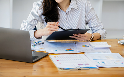 ?？谌肆Y源許可證代辦費(fèi)用