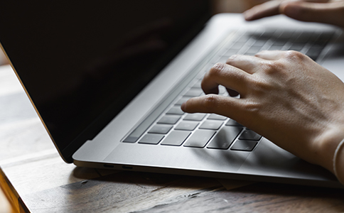 ?？谧怨镜幕疽?></p><h3>一、海口注冊公司的基本要求</h3><p>在?？谧怨荆紫刃枰獫M足一定的基本條件，這些條件是工商部門審核注冊申請的核心依據(jù)。主要包括以下幾個方面：</p><p>1.法人和股東要求</p><p>公司法人和股東是公司合法設立的關(guān)鍵人物。?？诠咀詫Ψㄈ撕凸蓶|的要求如下：</p><p>- 年齡要求：法人和股東需為18周歲以上的自然人，具有完全民事行為能力。</p><p>- 身份要求：可以是中國大陸居民，也可以是符合條件的外籍人士或港澳臺居民，具體視公司類型而定。</p><p>- 數(shù)量要求：有限責任公司股東人數(shù)通常為1-50人，股份有限公司則要求更多股東。</p><p>2.注冊資本要求</p><p>注冊資本是公司依法承擔責任的基礎。根據(jù)?？诠ど陶撸?/p><p>- 大多數(shù)行業(yè)實行認繳制，創(chuàng)業(yè)者無需一次性繳納全部注冊資本，但需在章程中明確認繳金額及期限。</p><p>- 注冊資本金額沒有嚴格下限，但特殊行業(yè)(如金融、教育、醫(yī)療等)會有最低注冊資本要求。</p><p>- 注冊資本數(shù)額應與公司經(jīng)營規(guī)模和行業(yè)特點匹配，過高或過低都可能影響公司信譽及貸款融資。</p><p>3.公司名稱要求</p><p>公司名稱是企業(yè)的重要標識，注冊時需遵循以下規(guī)定：</p><p>- 名稱不得與已注冊企業(yè)重復或過于相似。</p><p>- 名稱中不得含有違法、違規(guī)或可能引起誤解的詞匯。</p><p>- 名稱結(jié)構(gòu)一般為“行政區(qū)劃+字號+行業(yè)+組織形式”，如“海口泓灼科技有限公司”。</p><p>4.經(jīng)營范圍要求</p><p>經(jīng)營范圍需根據(jù)公司實際業(yè)務進行填寫：</p><p>- 要明確、具體，避免模糊描述。</p><p>- 涉及特許經(jīng)營、行政許可的行業(yè)(如教育培訓、餐飲服務等)，需提前辦理相關(guān)許可或資質(zhì)。</p><h3>二、海口注冊公司所需材料</h3><p>在明確基本要求后，準備齊全的注冊材料是順利登記的關(guān)鍵。通常需要以下資料：</p><p>1.公司名稱預先核準申請表</p><p>2.公司章程，需由全體股東簽字</p><p>3.股東、法人身份證明(身份證或護照)</p><p>4.住所證明，如租賃合同或產(chǎn)權(quán)證</p><p>5.注冊資本相關(guān)信息，包括出資方式及金額</p><p>6.行業(yè)許可或資質(zhì)證明(如適用)</p><p>>提示：部分材料可通過電子化提交，提高審批效率。<br><img src=