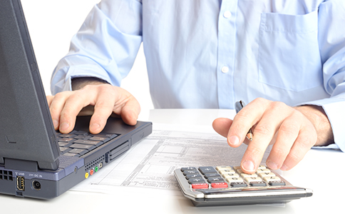 虛擬地址在?？谧怨镜谋匾?></p><h3>一、虛擬地址在?？谧怨镜谋匾耘c優(yōu)勢</h3><p>選擇虛擬地址注冊公司，首先能顯著降低企業(yè)初期的辦公成本。相比傳統(tǒng)辦公場所租賃，虛擬地址無需支付高額房租、水電和物業(yè)管理費(fèi)，只需簽訂相關(guān)服務(wù)合同即可使用合法注冊地址。</p><p>此外，虛擬地址還可提升企業(yè)形象。許多創(chuàng)業(yè)公司尤其是互聯(lián)網(wǎng)和咨詢類企業(yè)，將公司注冊地址選在商業(yè)區(qū)或知名商務(wù)樓宇，能夠在客戶和合作伙伴面前展示更專業(yè)的企業(yè)形象。對于創(chuàng)業(yè)初期資金緊張的企業(yè)來說，這無疑是一種性價(jià)比極高的解決方案。</p><p>最后，使用虛擬地址注冊公司能夠靈活應(yīng)對辦公需求變化。如果企業(yè)未來搬遷或擴(kuò)張，只需更換虛擬地址即可，無需承擔(dān)繁瑣的實(shí)際場地搬遷成本和時(shí)間。</p><h3>二、?？谧怨臼褂锰摂M地址的流程</h3><p>在?？谧怨臼褂锰摂M地址，一般流程如下：</p><p>1. 選擇合法的虛擬地址服務(wù)商</p><p>企業(yè)首先需尋找正規(guī)的虛擬地址提供商，如商務(wù)中心、會(huì)計(jì)服務(wù)公司等，確保所提供的地址可用于工商注冊。選擇時(shí)應(yīng)確認(rèn)該地址可接收官方信件和工商通知。</p><p>2. 簽訂虛擬地址租賃合同</p><p>確認(rèn)服務(wù)商后，需簽署正式合同，明確使用期限、服務(wù)內(nèi)容、費(fèi)用以及地址使用權(quán)利。合同是工商局審核注冊材料的重要依據(jù)。</p><p>3. 準(zhǔn)備公司注冊所需材料</p><p>使用虛擬地址注冊公司時(shí)，需要提供：公司名稱預(yù)先核準(zhǔn)通知書、股東身份證明、法定代表人身份證明、公司章程以及虛擬地址租賃合同等。</p><p>4. 提交工商注冊申請</p><p>將上述材料提交至海口當(dāng)?shù)毓ど叹?市場監(jiān)督管理局)，進(jìn)行公司注冊登記。通常，工商局會(huì)對注冊地址進(jìn)行審核，以確保其合法性和可用性。</p><p>5. 領(lǐng)取營業(yè)執(zhí)照</p><p>審核通過后，企業(yè)即可領(lǐng)取正式營業(yè)執(zhí)照，注冊地址即為所簽訂的虛擬地址。</p><h3>三、虛擬地址選擇與法律合規(guī)要求</h3><p>在選擇?？谧怨咎摂M地址時(shí)，必須注意以下幾點(diǎn)法律和合規(guī)要求：</p><p>- 地址真實(shí)性：虛擬地址必須真實(shí)存在，并且能夠正常接收信件和快遞，工商局通常會(huì)核實(shí)地址真實(shí)性。</p><p>- 合法用途：注冊地址不得用于違法經(jīng)營活動(dòng)，同時(shí)要符合工商局的行業(yè)準(zhǔn)入要求。</p><p>- 合同規(guī)范：租賃合同應(yīng)詳細(xì)列明服務(wù)內(nèi)容和使用權(quán)，避免未來出現(xiàn)糾紛。</p><p>- 稅務(wù)登記要求：使用虛擬地址注冊公司后，企業(yè)仍需進(jìn)行稅務(wù)登記，并確保能夠順利接收稅務(wù)通知和發(fā)票管理。<br><img src=