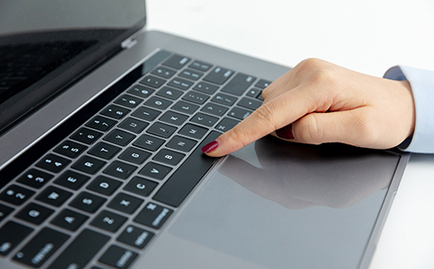 ?？诠咀粤鞒?></p><h3>一、?？诠咀粤鞒谈攀?/h3><p>注冊公司并非簡單的手續(xù)，而是涉及多個環(huán)節(jié)的系統(tǒng)流程。一般來說，?？诠咀粤鞒讨饕ㄒ韵聨讉€步驟：</p><p>1. 企業(yè)名稱預(yù)先核準(zhǔn)</p><p>在注冊公司前，需要先在工商局進(jìn)行企業(yè)名稱核準(zhǔn)。創(chuàng)業(yè)者可以提交多個備選名稱，避免名稱重復(fù)被拒的風(fēng)險。</p><p>2. 確定公司注冊地址</p><p>公司注冊地址可以是實際辦公場所或租賃的注冊地址。海口不同區(qū)域的注冊地址費用有所差異，這也是?？诠咀赞k理價格的組成部分。</p><p>3. 提交注冊材料</p><p>包括股東身份證、公司章程、注冊地址證明等。不同類型公司所需材料略有不同，但大體流程相似。</p><p>4. 領(lǐng)取營業(yè)執(zhí)照</p><p>材料審核通過后，工商局會發(fā)放營業(yè)執(zhí)照，這標(biāo)志著公司正式成立。</p><p>5. 刻章與銀行開戶</p><p>公司成立后需要刻制公章、財務(wù)章、合同章等，同時開設(shè)公司銀行賬戶，為后續(xù)經(jīng)營打下基礎(chǔ)。</p><p>通過以上流程，創(chuàng)業(yè)者可以全面了解注冊環(huán)節(jié)，從而合理預(yù)算注冊費用。</p><h3>二、?？诠咀再M用明細(xì)</h3><p>在確定注冊公司之前，了解具體費用構(gòu)成非常重要。?？诠咀赞k理價格主要由以下幾部分組成：</p><p>1. 工商注冊費用</p><p>- 企業(yè)名稱核準(zhǔn)費用：約50元</p><p>- 營業(yè)執(zhí)照工本費：約100元</p><p>- 印花稅及其他行政費用：約50-100元</p><p>2. 注冊地址費用</p><p>- 如果選擇自有辦公場所，一般無需額外費用</p><p>- 如果租賃注冊地址，費用根據(jù)地段和面積不同，大約3000-8000元/年不等</p><p>3. 刻章費用</p><p>公司需要刻制公章、財務(wù)章、合同章和法人章，刻章費用一般在300-500元/套</p><p>4. 銀行開戶費用</p><p>開立公司基本賬戶通常無需手續(xù)費，但部分銀行可能收取賬戶管理費</p><p>5. 代理服務(wù)費(可選)</p><p>如果通過會計或代辦公司注冊，一般費用在1000-3000元左右，具體價格視服務(wù)內(nèi)容而定</p><p>綜合以上，?？谧砸患夜荆傎M用一般在3000-10000元左右，根據(jù)公司類型和注冊地址不同有所差異。<br><img src=