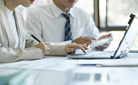 ?？谧怨舅璨牧?></p><h3>三、?？谧怨舅璨牧?/h3><p>在海口開公司的基本流程中，材料準備至關重要，常見包括：</p><p>1. 法定代表人、股東、監(jiān)事身份證復印件;</p><p>2. 公司章程(由全體股東簽字);</p><p>3. 企業(yè)設立申請書;</p><p>4. 公司住所使用證明(房產證或租賃合同+房東身份證復印件);</p><p>5. 《企業(yè)名稱預先核準通知書》。</p><p>若涉及特殊行業(yè)，還需提供前置審批文件，例如餐飲業(yè)需《食品經營許可證》。</p><h3>四、?？谧怨旧婕暗馁M用</h3><p>海口注冊公司整體成本相對較低，主要包括：</p><p>1. 行政費用：營業(yè)執(zhí)照辦理免費，但部分行業(yè)許可需繳納審批費用;</p><p>2. 刻章費用：約500–800元;</p><p>3. 注冊地址費用：若無辦公場地，租賃或掛靠地址費用大約2000–5000元/年;</p><p>4. 銀行開戶費用：部分銀行收取賬戶管理費，約300–1000元/年;</p><p>5. 代理服務費：若找代辦公司，可節(jié)省時間和精力，費用通常在2000–5000元不等。</p><p>總體而言，創(chuàng)業(yè)者在海口開公司的基本流程中，綜合費用大約在5000–10000元之間。</p><h3>五、?？陂_公司的常見問題與注意事項</h3><p>1. 名稱駁回率高：建議準備多個方案，并避免與知名品牌近似。</p><p>2. 注冊地址異常：若工商發(fā)現注冊地址與實際經營不符，可能被列入異常名錄。</p><p>3. 稅務合規(guī)風險：公司成立后即使沒有業(yè)務也需按期申報，否則會產生罰款。</p><p>4. 注冊資本過大：雖然認繳制下無需實繳，但虛高資本可能在對外簽約、融資中帶來風險。</p><p>5. 股權比例設計：股東之間最好簽訂股東協(xié)議，明確出資比例、分紅和退出機制，避免后期糾紛。</p><h3>總結</h3><p>以上就是關于?？陂_公司的基本流程的詳細解析。從前期的名稱核準、準備材料，到領取營業(yè)執(zhí)照、銀行開戶、稅務登記，每一步都需要細心操作。如果對流程不熟悉，創(chuàng)業(yè)者可能會遇到材料不齊、操作延誤或異常風險等問題。</p><p>因此，建議創(chuàng)業(yè)者在海口注冊公司時，除了了解基本步驟外，還可以尋求專業(yè)代理的幫助，節(jié)省時間和精力。海口泓灼會計作為本地專業(yè)企業(yè)服務機構，擁有豐富的注冊經驗與合規(guī)指導，能夠為創(chuàng)業(yè)者量身定制高效方案。如果你正準備在?？陂_公司，歡迎隨時咨詢泓灼會計，讓創(chuàng)業(yè)之路更加穩(wěn)健順利。</p><div   id=