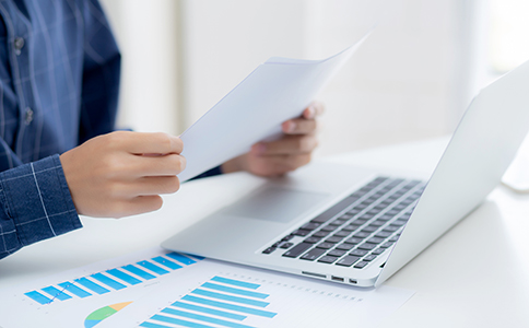 ?？诠咀圆牧?></p><h3>?？诠咀圆牧蠝蕚涞淖⒁馐马?/h3><p>在注冊過程中，很多創(chuàng)業(yè)者會因為材料不齊或填寫不規(guī)范而導致延誤。以下幾點建議可以幫助規(guī)避風險：</p><p>1. 公司名稱核準要多準備幾個備選</p><p>避免因重名而反復修改，拖慢注冊進度。</p><p>2. 注冊地址選擇要符合政策</p><p>在?？?，部分住宅不能作為注冊地址使用，建議提前確認。</p><p>3. 公司章程內(nèi)容需清晰</p><p>建議在專業(yè)機構(gòu)指導下起草章程，避免遺漏關(guān)鍵信息。</p><p>4. 前置審批材料不可忽視</p><p>如餐飲企業(yè)必須先取得食品經(jīng)營許可證，再辦理工商登記。</p><p>5. 提交材料時保持一致性</p><p>股東身份信息、注冊地址信息等必須前后一致，否則容易被退回。</p><p>這些細節(jié)決定了公司能否順利拿到營業(yè)執(zhí)照，因此了解?？谧怨拘枰峁┠男┎牧喜⑶野礃藴蕼蕚洌株P(guān)鍵。</p><h3>海口注冊公司后續(xù)流程概覽</h3><p>準備好材料并成功提交后，還需要完成以下環(huán)節(jié)，確保公司合法合規(guī)運營：</p><p>1. 領(lǐng)取營業(yè)執(zhí)照</p><p>材料齊全通過審核后，即可領(lǐng)取營業(yè)執(zhí)照。</p><p>2. 刻制印章</p><p>包括公章、財務(wù)章、法人章等，是公司運營的基礎(chǔ)。</p><p>3. 銀行開戶</p><p>開設(shè)對公賬戶，用于公司資金往來。</p><p>4. 稅務(wù)登記與申報</p><p>新公司需在規(guī)定時間內(nèi)完成稅務(wù)登記，并按期申報。</p><p>因此，注冊并不僅僅是準備材料，后續(xù)的合規(guī)工作同樣不可忽視。</p><h3>?？诠咀缘某Ｒ妴栴}解答</h3><p>1. 問題一：外地人可以在海口注冊公司嗎?</p><p>可以，只要提交身份證明和合法注冊地址證明即可。</p><p>2. 問題二：注冊資本需要實繳嗎?</p><p>在多數(shù)情況下，可以認繳制，但部分行業(yè)仍要求實繳。</p><p>3. 問題三：是否可以找代辦機構(gòu)?</p><p>可以。代辦機構(gòu)熟悉流程，可避免反復修改，提高效率。</p><p>因此，想清楚海口注冊公司需要提供哪些材料后，再結(jié)合是否需要專業(yè)機構(gòu)協(xié)助辦理，會更加高效。</p><h3>總結(jié)</h3><p>綜上所述，海口注冊公司需要提供哪些材料主要包括股東身份證明、公司名稱核準、注冊地址證明、公司章程、財務(wù)人員信息等，不同公司類型在材料上略有差異。創(chuàng)業(yè)者在準備過程中要注意細節(jié)問題，確保材料合法、完整、規(guī)范，才能順利完成注冊。</p><p>對于初創(chuàng)企業(yè)而言，注冊公司只是第一步，后續(xù)的財稅合規(guī)、經(jīng)營管理更為關(guān)鍵。如果您在實際操作中遇到任何問題，建議隨時咨詢?？阢茣嫷膶I(yè)顧問團隊，我們將為您提供一站式的工商財稅服務(wù)，幫助企業(yè)快速落地、穩(wěn)健發(fā)展。</p><div   id=