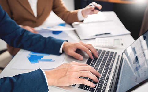 注冊(cè)?？诘墓?></p><h3>一、注冊(cè)?？诘墓尽A(chǔ)篇</h3><p>對(duì)于準(zhǔn)備注冊(cè)?？诠镜膭?chuàng)業(yè)者來(lái)說(shuō)，首先要準(zhǔn)備的就是基礎(chǔ)類資料。這部分資料是所有類型公司都必須具備的：</p><p>1. 公司名稱：需提前準(zhǔn)備3-5個(gè)備選名稱，?？谑惺袌?chǎng)監(jiān)督管理局實(shí)行同名比對(duì)，避免重復(fù)。</p><p>2. 法人及股東身份證明：包括身份證原件及復(fù)印件。如果股東為企業(yè)，還需提供營(yíng)業(yè)執(zhí)照副本復(fù)印件加蓋公章。</p><p>3. 公司章程：由全體股東簽署，明確公司經(jīng)營(yíng)范圍、注冊(cè)資本、利潤(rùn)分配方式等內(nèi)容。</p><p>4. 注冊(cè)地址證明：必須提供符合工商備案要求的注冊(cè)地址材料，如房產(chǎn)證復(fù)印件或合法使用證明。許多創(chuàng)業(yè)者選擇使用政府備案的注冊(cè)地址，更便捷、成本低。</p><p>5. 出資信息：需明確每位股東的出資比例、金額及方式。?？谀壳皩?shí)行認(rèn)繳制，但仍需在章程中注明。</p><p>6. 經(jīng)營(yíng)范圍說(shuō)明：需根據(jù)企業(yè)行業(yè)準(zhǔn)確填寫。若涉及許可類項(xiàng)目(如食品、醫(yī)療、教育等)，需提前了解前置審批要求。</p><p>這些資料構(gòu)成了注冊(cè)?？诠咀罨A(chǔ)的申報(bào)材料，是整個(gè)工商登記的核心。</p><h3>二、注冊(cè)?？诘墓尽愋筒町惼?/h3><p>不同類型的公司在資料準(zhǔn)備上會(huì)有一定差異。根據(jù)經(jīng)營(yíng)模式和業(yè)務(wù)領(lǐng)域的不同，可分為以下幾類：</p><p>1. 服務(wù)型企業(yè)(如咨詢、設(shè)計(jì)、廣告類)：資料相對(duì)簡(jiǎn)單，只需提交一般的工商登記文件和法人、股東身份證明即可。</p><p>2. 貿(mào)易型公司：除了基本資料外，還需提交經(jīng)營(yíng)范圍內(nèi)涉及進(jìn)出口業(yè)務(wù)的聲明，部分企業(yè)還需辦理海關(guān)進(jìn)出口備案。</p><p>3. 科技類公司：若涉及軟件開(kāi)發(fā)、技術(shù)服務(wù)等領(lǐng)域，建議提前準(zhǔn)備技術(shù)方案說(shuō)明書(shū)，有利于后續(xù)申請(qǐng)高新技術(shù)企業(yè)或政策補(bǔ)貼。</p><p>4. 餐飲、醫(yī)療、美容類企業(yè)：這類企業(yè)屬于特殊行業(yè)，除工商注冊(cè)資料外，還需提供場(chǎng)地使用證明、衛(wèi)生許可、經(jīng)營(yíng)許可證等前置審批材料。</p><p>因此，在了解“注冊(cè)?？诘墓居心男┵Y料”時(shí)，企業(yè)類型的不同會(huì)直接影響材料清單的復(fù)雜度。創(chuàng)業(yè)者在準(zhǔn)備前，應(yīng)結(jié)合自身行業(yè)，精準(zhǔn)匹配所需材料。<br><img src=