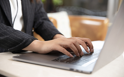 ?？诠咀缘幕疽?></p><h3>一、了解?？诠咀缘幕疽?/h3><p>要弄清楚?？诠咀栽趺崔k理流程，首先要了解海口工商注冊的基本條件和政策要求。目前在海口注冊公司，一般需要確定以下要素：</p><p>1. 公司名稱：建議提前準(zhǔn)備3-5個備選名稱，以防重名。名稱應(yīng)符合工商核名規(guī)范，避免使用敏感詞。</p><p>2. 注冊資本：海南地區(qū)已實行認繳制，注冊資本可根據(jù)行業(yè)實際情況合理填寫。</p><p>3. 注冊地址：在?？谧怨颈仨毺峁┖戏ㄓ行У淖缘刂?，可選擇自有辦公地址或通過正規(guī)代理機構(gòu)提供的商務(wù)地址。</p><p>4. 經(jīng)營范圍：根據(jù)業(yè)務(wù)實際確定經(jīng)營范圍，若涉及特殊行業(yè)如醫(yī)療器械、旅游服務(wù)等，還需辦理相應(yīng)許可證。</p><p>以上是注冊前的基礎(chǔ)準(zhǔn)備環(huán)節(jié)，也是整個“?？诠咀栽趺崔k理流程”中最關(guān)鍵的前提。</p><h3>二、?？诠咀粤鞒淘斀?/h3><p>接下來，我們正式進入“?？诠咀栽趺崔k理流程”的核心步驟。按照海口市場監(jiān)督管理局的流程，注冊一般可分為以下幾個階段：</p><p>1. 核準(zhǔn)公司名稱</p><p>登錄海南政務(wù)服務(wù)網(wǎng)，提交企業(yè)名稱預(yù)核申請。通常1-2個工作日即可出結(jié)果。名稱核準(zhǔn)通過后會獲得《企業(yè)名稱預(yù)先核準(zhǔn)通知書》。</p><p>2. 提交注冊資料</p><p>需要準(zhǔn)備的資料包括：</p><p>- 全體股東身份證復(fù)印件;</p><p>- 公司章程;</p><p>- 法定代表人任職文件;</p><p>- 股東出資比例說明;</p><p>- 地址使用證明(如房屋租賃合同或紅本憑證)。</p><p>以上材料可通過線上提交，無需親自到場，大大提高了注冊效率。</p><p>3. 領(lǐng)取營業(yè)執(zhí)照</p><p>注冊信息經(jīng)核準(zhǔn)后，即可領(lǐng)取《營業(yè)執(zhí)照》。一般情況下，從提交資料到拿證約需3個工作日。</p><p>4. 刻章備案</p><p>取得營業(yè)執(zhí)照后，需要刻制公章、財務(wù)章、法人章等，并在公安機關(guān)進行備案。</p><p>5. 銀行開戶與稅務(wù)登記</p><p>開立公司基本賬戶用于資金往來，同時前往稅務(wù)局辦理稅務(wù)登記，確保公司可正常開票與申報。</p><p>這就是完整的“?？诠咀栽趺崔k理流程”，整個周期約為5至7個工作日，若資料齊全、流程順暢，最快3天即可完成注冊。<br><img src=