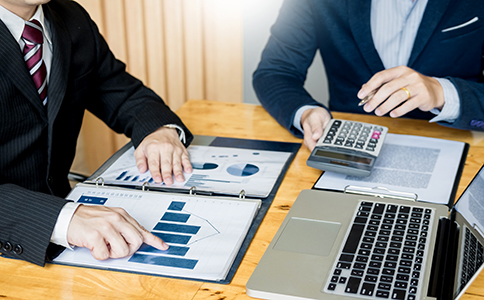 ?？诠咀孕枰暮诵牟牧?></p><h3>?？诠咀孕枰暮诵牟牧显斀?/h3><p>談到?？诠咀孕枰男┵Y料，首先要明確公司類型、經(jīng)營范圍及注冊方式。無論是科技公司、貿(mào)易公司，還是服務(wù)類企業(yè)，大部分基礎(chǔ)材料是通用的，具體包括以下關(guān)鍵內(nèi)容。</p><p>一、公司名稱(3—5個備選)</p><p>?？诠镜暮嗣捎镁€上提交方式，公司名稱容易重復(fù)，因此建議準備3—5個備選名稱。在提交之前要確保名稱不含禁止詞匯或敏感字樣。</p><p>二、所有股東及法人身份證明</p><p>無論是法人、股東還是監(jiān)事，均需提供身份證正反面清晰照片。若為外地股東或法人，同樣可以注冊海口公司，不受地域限制。</p><p>三、經(jīng)營范圍描述</p><p>經(jīng)營范圍需要與公司未來經(jīng)營方向匹配，建議參考?？谑袌霰O(jiān)管局的規(guī)范描述。錯誤或不匹配的經(jīng)營范圍可能導(dǎo)致后續(xù)經(jīng)營出現(xiàn)限制，因此務(wù)必提前確認。</p><p>四、注冊資本與股權(quán)比例</p><p>在海口注冊公司一般采用認繳制，但仍需明確注冊資本金額以及股東持股比例。不同的行業(yè)對注冊資本可能有要求，例如金融類、勞務(wù)派遣類等企業(yè)。</p><p>五、注冊地址材料</p><p>公司必須提供注冊地址，如商用辦公地址、園區(qū)地址、集中辦公區(qū)等。部分情況可使用符合要求的掛靠地址，但必須確保合法合規(guī)，否則會影響后續(xù)年報和經(jīng)營。</p><p>六、公司章程</p><p>公司章程通常由代辦機構(gòu)或創(chuàng)業(yè)服務(wù)平臺協(xié)助生成，內(nèi)容包括經(jīng)營范圍、股權(quán)結(jié)構(gòu)、利潤分配方式和法人職責(zé)等。雖然模板化生成較為常見，但規(guī)則要符合公司實際情況。</p><p>七、法人或股東的聯(lián)系方式</p><p>包括手機號、郵箱等，這些會作為接收政府通知、審核信息、電子執(zhí)照等的重要渠道，必須真實有效。</p><p>這些內(nèi)容構(gòu)成了?？诠咀孕枰男┵Y料的核心部分，只要準備齊全，整個注冊流程會更加順暢。<br><img src=