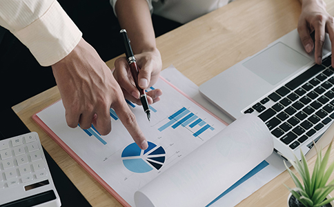 ?？谧苑止镜牧鞒?></p><h3>?？谧苑止镜牧鞒碳白⒁馐马?/h3><p>在準備好?？谧苑止拘枰牟牧虾?，企業(yè)需要按照流程順序提交申請。通常，注冊流程分為核名、材料提交、審核及領照四個步驟。</p><p>首先進行名稱核準，分公司名稱需以“××有限公司海口分公司”形式呈現(xiàn)，名稱中不得出現(xiàn)行業(yè)禁限詞，且名稱信息需與總公司登記信息保持一致。</p><p>核名通過后，進入線上材料提交階段。海口目前實行電子化登記，但電子材料的格式、蓋章方式需按系統(tǒng)要求上傳，因此確保掃描件清晰、內(nèi)容完整至關重要。部分企業(yè)因為材料模糊、簽章錯誤導致審核駁回，因此建議在上傳前逐項檢查。</p><p>進入審核階段后，通常1—3個工作日即可獲得結(jié)果。如果審核人員提出補正要求，應在規(guī)定時間內(nèi)補交材料并確保內(nèi)容無誤。?？谠谶@一環(huán)節(jié)注重材料之間的關聯(lián)性，如經(jīng)營范圍的表述、負責人證明文件一致性等，稍有差錯都可能導致延遲。</p><p>在領照階段，分公司營業(yè)執(zhí)照將以電子營業(yè)執(zhí)照形式發(fā)放，企業(yè)可根據(jù)經(jīng)營需求再前往線下銀行辦理賬戶、刻章或進行涉稅事項開戶。值得強調(diào)的是，分公司完成登記后，并不具備獨立法人資格，其經(jīng)營責任仍由總公司承擔，因此經(jīng)營范圍不得超出現(xiàn)有范圍。</p><p>辦理過程中還需特別注意一點：?？诟鲄^(qū)的登記要求略有差異，例如龍華區(qū)、秀英區(qū)、瓊山區(qū)等在材料細節(jié)上可能存在不同審核標準，因此提前確認所選登記轄區(qū)的具體要求能有效避免重復提交。</p><h3>總結(jié)</h3><p>綜上所述，?？谧苑止拘枰牟牧现饕ㄖ黧w證照、設立文件、負責人資料、注冊地址證明以及行業(yè)許可等內(nèi)容，每項都直接關系到工商登記的順利程度。材料準備越完整、越準確，越能減少審核駁回風險，加快分公司正式落地。</p><p>如果您在準備過程中對材料格式、辦理流程、系統(tǒng)操作或本地審核標準仍存在疑問，建議隨時咨詢?？阢茣?，讓專業(yè)團隊協(xié)助您高效完成海口分公司注冊，為企業(yè)在當?shù)氐臉I(yè)務開展贏得更快速的起步。</p><div   id=