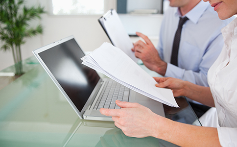 注冊(cè)?？谟邢薰镜暮诵牧鞒?></p><h3>注冊(cè)?？谟邢薰镜暮诵牧鞒?/h3><p>要真正弄懂如何注冊(cè)?？谟邢薰荆紫纫莆兆?cè)流程。?？诘墓咀?cè)程序雖然已經(jīng)大幅簡(jiǎn)化，但為了確保一次性成功，依然需要按照規(guī)定步驟執(zhí)行。</p><p>第一步是公司名稱核準(zhǔn)。創(chuàng)業(yè)者需要準(zhǔn)備3至5個(gè)備選名稱，通過(guò)?？谑袌?chǎng)監(jiān)督管理局線上系統(tǒng)提交核名申請(qǐng)。由于近幾年注冊(cè)企業(yè)數(shù)量增長(zhǎng)迅速，建議名稱盡量避免與行業(yè)通用詞過(guò)于接近，以避免重復(fù)造成駁回。</p><p>第二步是準(zhǔn)備注冊(cè)所需材料，包括法定代表人身份證明、公司章程、注冊(cè)地址證明等，并按順序上傳到政務(wù)服務(wù)平臺(tái)。?？趯?shí)行全程電子化注冊(cè)，材料必須確保信息一致、清晰且合法有效，否則會(huì)影響審核效率。</p><p>第三步是營(yíng)業(yè)執(zhí)照申請(qǐng)?zhí)峤?。材料審核通過(guò)后，系統(tǒng)會(huì)進(jìn)入許可證辦理階段。若涉及特殊行業(yè)，如食品、醫(yī)療器械、電商類等，還需提前了解是否需要額外資質(zhì)。</p><p>第四步是領(lǐng)取營(yíng)業(yè)執(zhí)照。審核通過(guò)后，申請(qǐng)人可選擇郵寄方式或前往線下窗口領(lǐng)取紙質(zhì)營(yíng)業(yè)執(zhí)照，同時(shí)下載電子營(yíng)業(yè)執(zhí)照。</p><p>第五步是刻章備案，包括公章、財(cái)務(wù)章、法人章、發(fā)票章等。海口支持線上備案，流程較為便捷。</p><p>第六步是銀行開(kāi)戶和稅務(wù)登記。企業(yè)成立后需盡快開(kāi)設(shè)銀行基本賬戶，并根據(jù)經(jīng)營(yíng)范圍完成稅務(wù)核定。對(duì)于首次創(chuàng)業(yè)的老板來(lái)說(shuō)，稅務(wù)核定常常是比較陌生的環(huán)節(jié)，建議在專業(yè)人員指導(dǎo)下完成，以避免因填寫(xiě)錯(cuò)誤而影響后續(xù)經(jīng)營(yíng)。</p><p>以上流程清晰完整，掌握這些關(guān)鍵步驟，有助于創(chuàng)業(yè)者更順利地理解如何注冊(cè)?？谟邢薰镜母黜?xiàng)要求。</p><h3>注冊(cè)?？谟邢薰舅璨牧险f(shuō)明</h3><p>了解如何注冊(cè)?？谟邢薰镜牧硪粋€(gè)關(guān)鍵點(diǎn)，就是要準(zhǔn)備齊全的注冊(cè)材料。一般而言，新設(shè)有限公司需提供以下文件：</p><p>1. 公司名稱及經(jīng)營(yíng)范圍草案</p><p>名稱需符合規(guī)范，經(jīng)營(yíng)范圍應(yīng)與實(shí)際業(yè)務(wù)一致。</p><p>2. 全體股東及法人的身份證明</p><p>需提供身份證復(fù)印件、聯(lián)系方式等真實(shí)有效的信息。</p><p>3. 公司章程</p><p>包含股權(quán)結(jié)構(gòu)、經(jīng)營(yíng)范圍、利潤(rùn)分配方式等內(nèi)容，可引用工商部門模板，也可根據(jù)實(shí)際情況定制。</p><p>4. 注冊(cè)地址證明</p><p>海口支持住宅地址作為注冊(cè)地，但需滿足物業(yè)性質(zhì)與管理政策要求。租賃辦公場(chǎng)所的，需要提供租賃合同或場(chǎng)地證明。</p><p>5. 注冊(cè)資本及認(rèn)繳信息</p><p>當(dāng)前實(shí)行認(rèn)繳制，但填寫(xiě)金額仍需合理，不宜過(guò)低或過(guò)高。</p><p>6. 財(cái)務(wù)人員信息</p><p>新公司成立后需要確認(rèn)財(cái)務(wù)負(fù)責(zé)人信息，用于后續(xù)稅務(wù)事項(xiàng)對(duì)接。</p><p>準(zhǔn)備材料時(shí)需保證內(nèi)容真實(shí)、準(zhǔn)確、格式統(tǒng)一，否則將影響審核進(jìn)度。若創(chuàng)業(yè)者不熟悉材料格式，選擇代辦機(jī)構(gòu)協(xié)助處理會(huì)更省心。<br><img src=