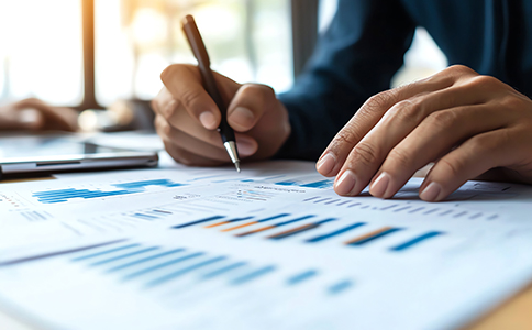 ?？谧庸咀粤鞒?></p><h3>海口子公司注冊流程的整體步驟</h3><p>從實(shí)際操作來看，海口子公司注冊流程具有較強(qiáng)的規(guī)范性，一般需要按照固定順序推進(jìn)。首先是前期籌劃階段，母公司需要明確是否具備設(shè)立子公司的資格，并對擬設(shè)子公司的經(jīng)營范圍、負(fù)責(zé)人、注冊地址等核心事項(xiàng)進(jìn)行規(guī)劃。這一階段的準(zhǔn)備是否充分，直接影響后續(xù)流程的順暢程度。</p><p>完成前期規(guī)劃后，企業(yè)需進(jìn)入名稱申報(bào)環(huán)節(jié)。子公司名稱需符合工商命名規(guī)則，并與母公司形成合理區(qū)分。名稱核準(zhǔn)通過后，即可進(jìn)入設(shè)立登記階段，提交相關(guān)材料并等待審核。審核通過后，領(lǐng)取營業(yè)執(zhí)照，標(biāo)志著?？谧庸咀粤鞒痰闹黧w部分完成。</p><h3>?？谧庸咀运铦M足的基本條件</h3><p>在辦理?？谧庸咀粤鞒虝r(shí)，企業(yè)需滿足一定的法定條件。首先，母公司必須依法設(shè)立并正常經(jīng)營，不存在被列入經(jīng)營異常名錄或嚴(yán)重違法失信名單的情形。其次，母公司需通過股東會(huì)或董事會(huì)形成設(shè)立子公司的正式?jīng)Q議，以確保設(shè)立行為合法合規(guī)。</p><p>子公司作為獨(dú)立法人，還需具備明確的負(fù)責(zé)人和規(guī)范的組織結(jié)構(gòu)。同時(shí)，注冊地址必須真實(shí)、合法，并符合?？诋?dāng)?shù)厥袌霰O(jiān)管部門的管理要求。這些基礎(chǔ)條件是順利推進(jìn)海口子公司注冊流程的重要保障。<br><img src=