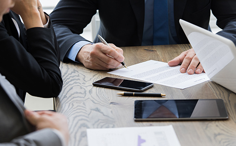 ?？谧允称饭拘枰诵臈l件