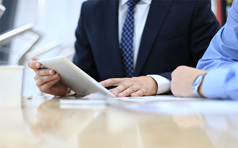 ?？诔闪⒎止?></p><h3>在?？诔闪⒎止玖鞒讨械某Ｒ妴栴}</h3><p>不少企業(yè)在實際操作在?？诔闪⒎止玖鞒虝r，會遇到一些共性問題。例如，注冊地址不符合要求、負責(zé)人信息填寫不規(guī)范、經(jīng)營范圍表述不準確等。這些問題看似細小，卻極易影響審核結(jié)果。</p><p>此外，還有企業(yè)誤以為分公司無需任何稅務(wù)事項，實際上即便不獨立核算，也需要完成必要的稅務(wù)備案工作。對流程理解不全面，往往會增加溝通成本，拉長整體辦理周期。</p><h3>為什么選擇專業(yè)機構(gòu)協(xié)助辦理</h3><p>從實務(wù)角度來看，在?？诔闪⒎止玖鞒躺婕肮ど?、稅務(wù)等多個環(huán)節(jié)，對政策理解和操作經(jīng)驗都有一定要求。企業(yè)自行辦理雖然可以節(jié)省部分費用，但往往需要投入大量時間精力，一旦材料反復(fù)修改，整體成本反而上升。</p><p>選擇專業(yè)代辦機構(gòu)協(xié)助，可以提前規(guī)避常見風(fēng)險，幫助企業(yè)快速梳理材料、規(guī)范流程，確保在?？诔闪⒎止玖鞒桃淮涡酝ㄟ^，尤其適合時間緊、對政策不熟悉的企業(yè)。</p><h3>總結(jié)與建議</h3><p>綜合來看，在海口成立分公司流程主要包括條件確認、名稱核準、材料準備、工商登記、刻章及稅務(wù)備案等關(guān)鍵步驟。流程本身并不復(fù)雜，但對材料規(guī)范性和政策細節(jié)要求較高。企業(yè)在辦理前，應(yīng)充分了解流程節(jié)點，提前做好規(guī)劃，避免因細節(jié)問題影響進度。</p><p>如果您在實際操作中對在海口成立分公司流程不夠熟悉，或希望更高效、穩(wěn)妥地完成辦理，建議隨時咨詢?？阢茣?。通過專業(yè)團隊的一對一指導(dǎo)，不僅可以節(jié)省時間成本，還能確保分公司設(shè)立全過程合規(guī)順暢，助力企業(yè)順利布局海南市場。</p><div   id=