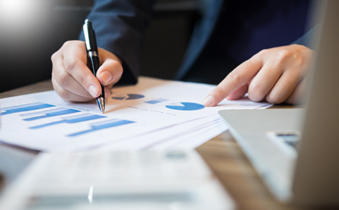 代辦注冊?？诠?></p><h3>自己辦理和代辦注冊?？诠荆瑫r間差別有多大</h3><p>不少創(chuàng)業(yè)者會糾結：自己辦理是否更省錢?但從時間成本來看，差異非常明顯。自己辦理注冊?？诠?，往往需要反復查詢政策、排隊提交材料，一旦被退回就要重新修改，整體時間難以控制。</p><p>而選擇代辦服務，由專業(yè)人員一次性準備合規(guī)材料、提前規(guī)避風險，?？跔I業(yè)執(zhí)照多久能辦下來通常更可預期。對于急需落地項目或盡快對外經(jīng)營的創(chuàng)業(yè)者來說，代辦在效率上的優(yōu)勢非常明顯。</p><h3>如何盡量縮短注冊?？诠镜霓k理時間</h3><p>如果希望盡可能縮短注冊?？诠径嗑眠@一周期，可以從以下幾方面入手：</p><p>提前準備多個公司名稱備選，提升核名通過率;</p><p>明確經(jīng)營范圍，避免因表述不規(guī)范被退回;</p><p>選擇合適的注冊地址，確保材料真實有效;</p><p>對流程不熟悉的情況下，盡早咨詢專業(yè)機構，減少試錯成本。</p><p>這些看似細節(jié)的問題，往往決定了注冊時間是“一周搞定”還是“反復拖延”。</p><h3>總結</h3><p>總體來看，注冊?？诠径嗑貌]有一個絕對固定的答案。在材料齊全、流程順暢的情況下，?？谧怨疽话?—10個工作日即可完成;若經(jīng)驗不足或涉及復雜情況，時間自然會延長。對于希望高效完成注冊、避免反復折騰的創(chuàng)業(yè)者來說，借助專業(yè)力量往往更加省心。</p><p>如果你在注冊海口公司過程中，對時間安排、流程細節(jié)或材料準備仍有疑問，建議隨時咨詢?？阢茣?。由經(jīng)驗豐富的團隊提供一對一指導，幫助你合理規(guī)劃注冊周期，更高效、更安心地完成公司注冊，為后續(xù)經(jīng)營打下穩(wěn)固基礎。</p><div   id=