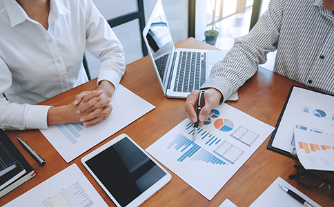 ?？诠咀缘幕玖鞒?></p><h3>?？诠咀缘幕玖鞒?/h3><p>在?？谧怨荆话阈枰?jīng)過以下幾個關(guān)鍵流程：</p><p>1. 公司名稱核準(zhǔn)</p><p>注冊公司的第一步是核準(zhǔn)公司名稱。企業(yè)需準(zhǔn)備多個備選名稱，提交至海口市場監(jiān)管局進(jìn)行審核。審核通過后，名稱才能正式使用，并用于后續(xù)的工商登記。名稱核準(zhǔn)通常需要提供股東身份信息、公司類型及經(jīng)營范圍等基本信息。</p><p>2. 辦理公司注冊地址</p><p>公司注冊必須有一個合法的注冊地址，可以是自有房產(chǎn)或租賃合同。注冊地址需符合工商局要求，且部分行業(yè)對注冊地址有特定要求。企業(yè)可選擇自有辦公地址，也可以通過專業(yè)代理機(jī)構(gòu)提供的注冊地址服務(wù)，方便快捷。</p><p>3. 編制公司章程及股東信息登記</p><p>公司章程是公司運(yùn)營的基本規(guī)則，需明確公司經(jīng)營范圍、注冊資本、股東出資比例及管理結(jié)構(gòu)。股東身份信息也需進(jìn)行登記，包括身份證明或法人資格文件。章程和股東信息將隨工商登記一同提交，成為公司合法運(yùn)營的重要依據(jù)。</p><p>4. 工商登記申請</p><p>提交名稱核準(zhǔn)通知、注冊地址證明、公司章程及股東信息等材料，向海口市場監(jiān)管局申請工商登記。登記通過后，將獲得營業(yè)執(zhí)照，標(biāo)志著公司正式成立，具備獨立法人資格。</p><p>5. 刻章及銀行開戶</p><p>獲得營業(yè)執(zhí)照后，需刻制公司公章、財務(wù)章、法人章等，并在銀行開設(shè)公司基本賬戶。銀行開戶需要提供營業(yè)執(zhí)照、法人身份證及公司章程等材料，賬戶開立后才能進(jìn)行公司資金往來及稅務(wù)申報。</p><p>6. 稅務(wù)登記及社保開戶</p><p>公司成立后，需要在海口稅務(wù)局進(jìn)行稅務(wù)登記，申請開具發(fā)票和辦理稅務(wù)相關(guān)事項。同時，公司需為員工繳納社會保險和住房公積金，確保合法合規(guī)運(yùn)營。<br><img src=