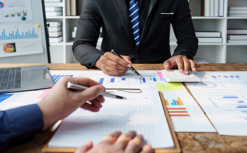 ?？诳缇畴娚坦咀粤鞒?></p><h3>?？诳缇畴娚坦咀粤鞒?/h3><p>在了解注冊條件前，我們先簡要了解海口跨境電商公司注冊的基本流程。一般包括以下步驟：</p><p>1. 公司名稱核準(zhǔn)</p><p>在?？谧钥缇畴娚坦?，首先需要進(jìn)行公司名稱預(yù)先核準(zhǔn)。創(chuàng)業(yè)者應(yīng)準(zhǔn)備擬注冊的公司名稱，并根據(jù)行業(yè)特點和政策要求，選擇合適的字號和經(jīng)營范圍。名稱核準(zhǔn)通過后，方可進(jìn)入下一步注冊。</p><p>2. 提交注冊材料</p><p>核準(zhǔn)名稱后，需要向?？谑袌霰O(jiān)督管理局提交公司注冊材料。材料包括股東身份證明、公司章程、注冊地址證明及跨境電商相關(guān)資質(zhì)材料。材料完整且符合要求，注冊流程才能順利進(jìn)行。</p><p>3. 領(lǐng)取營業(yè)執(zhí)照</p><p>材料審核通過后，市場監(jiān)管局將發(fā)放《營業(yè)執(zhí)照》，公司正式成立，具備獨立法人資格。</p><p>4. 刻章及銀行開戶</p><p>公司領(lǐng)取營業(yè)執(zhí)照后，需要刻制公章、財務(wù)章及法人章，并在銀行開立公司基本賬戶，為日后資金流轉(zhuǎn)和稅務(wù)管理做準(zhǔn)備。</p><p>5. 辦理跨境電商備案及相關(guān)資質(zhì)</p><p>?？诳缇畴娚坦拘柙谥袊娮由虅?wù)管理部門或相關(guān)平臺備案，并根據(jù)業(yè)務(wù)類型辦理進(jìn)出口權(quán)、海關(guān)注冊等資質(zhì)，以合法開展跨境電商業(yè)務(wù)。</p><h3>?？诳缇畴娚坦咀运钘l件</h3><p>了解完注冊流程，我們重點關(guān)注核心問題：海口跨境電商公司注冊需要什么條件。主要包括以下幾個方面：</p><p>1. 股東及法人條件</p><p>跨境電商公司股東可以是自然人或法人，法人股東需要提供身份證明或企業(yè)資質(zhì)。股東數(shù)量一般為1至50人，且不限制國籍，但涉及外資股東時，需要滿足外資企業(yè)相關(guān)審批條件。</p><p>2. 注冊資本要求</p><p>根據(jù)《公司法》和海南自貿(mào)港政策，跨境電商公司可選擇認(rèn)繳制注冊資本，不要求實繳到位。一般建議注冊資本根據(jù)公司業(yè)務(wù)規(guī)模確定，既符合政策要求，又能體現(xiàn)企業(yè)實力。</p><p>3. 公司注冊地址</p><p>注冊公司必須有合法注冊地址，可使用商業(yè)辦公場所或經(jīng)過核準(zhǔn)的注冊地址掛靠服務(wù)。注冊地址需提供租賃合同或房產(chǎn)證明，確保順利通過注冊審核。</p><p>4. 經(jīng)營范圍</p><p>跨境電商公司經(jīng)營范圍需明確與國際貿(mào)易、電商平臺銷售相關(guān)的業(yè)務(wù)，例如“跨境電子商務(wù)、貨物及技術(shù)進(jìn)出口、網(wǎng)絡(luò)銷售”等。經(jīng)營范圍需在營業(yè)執(zhí)照中注冊，后續(xù)經(jīng)營活動應(yīng)與登記范圍一致。</p><p>5. 跨境電商資質(zhì)</p><p>依據(jù)業(yè)務(wù)類型，?？诳缇畴娚坦究赡苄枭暾堖M(jìn)出口權(quán)、海關(guān)注冊、電商平臺備案等資質(zhì)。例如，進(jìn)行海外倉儲或出口電商業(yè)務(wù)時，需辦理海關(guān)報關(guān)登記、跨境電商平臺賬號認(rèn)證等。</p><p>6. 稅務(wù)及財務(wù)條件</p><p>注冊公司后，需在海口稅務(wù)部門進(jìn)行稅務(wù)登記。跨境電商企業(yè)可享受海南自貿(mào)港相關(guān)稅收優(yōu)惠，但仍需按照法律要求，建立規(guī)范賬簿和財務(wù)制度，便于申報稅務(wù)。<br><img src=