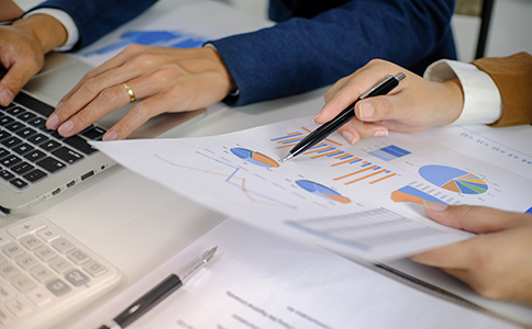 ?？诠咀郧暗臏蕚?></p><h3>一、?？诠咀郧暗臏蕚?/h3><p>在正式提交注冊申請之前，企業(yè)需要做好以下準備工作：</p><p>1. 明確公司類型</p><p>- 有限責任公司、一人有限公司、合伙企業(yè)、外資公司等類型，注冊流程略有差異。</p><p>- 根據(jù)自身經(jīng)營模式和投資需求選擇適合的公司類型。</p><p>2. 確定公司名稱</p><p>- 公司名稱應(yīng)符合工商規(guī)范，避免與已有公司重復。</p><p>- 建議準備3-5個備選名稱，提高核準通過率。</p><p>3. 規(guī)劃注冊資本</p><p>- 根據(jù)行業(yè)和企業(yè)規(guī)模合理設(shè)置注冊資本。</p><p>- 特殊行業(yè)可能有最低注冊資本要求。</p><p>4. 選擇注冊地址</p><p>- 注冊公司必須提供合法注冊地址，可為自有房產(chǎn)或租賃地址。</p><p>- 地址證明需加蓋房東或物業(yè)公章。</p><p>5. 明確經(jīng)營范圍</p><p>- 注冊時需填寫經(jīng)營范圍，確保合法合規(guī)。</p><p>- 建議根據(jù)企業(yè)主營業(yè)務(wù)詳細規(guī)劃經(jīng)營范圍，以便銀行開戶及稅務(wù)登記。</p><h3>二、海口公司注冊全流程詳細說明</h3><p>1. 公司名稱核準</p><p>- 流程說明：向?？谑泄ど绦姓芾聿块T提交擬注冊公司名稱，由工商局進行核準。</p><p>- 注意事項：名稱應(yīng)符合規(guī)范，不得與已有公司重復或含有敏感詞匯。</p><p>- 時間周期：一般1–3個工作日。</p><p>2. 材料準備與提交</p><p>- 所需材料：</p><p>1. 股東及法定代表人身份證明</p><p>2. 公司章程</p><p>3. 注冊地址證明</p><p>4. 注冊資本及出資方式說明</p><p>5. 經(jīng)營范圍說明</p><p>6. 董事、監(jiān)事及經(jīng)理信息</p><p>- 提交方式：可通過工商窗口或官方電子政務(wù)平臺提交。</p><p>- 時間周期：準備齊全材料一般需要3–7天。</p><p>3. 工商注冊審批</p><p>- 流程說明：工商局審核提交的材料，確認股東信息、經(jīng)營范圍、注冊地址及注冊資本等。</p><p>- 注意事項：材料必須完整、規(guī)范，否則會被退回或要求補充材料。</p><p>- 時間周期：一般5–15個工作日，特殊行業(yè)可能延長。</p><p>4. 領(lǐng)取營業(yè)執(zhí)照</p><p>- 流程說明：審批通過后，企業(yè)可領(lǐng)取營業(yè)執(zhí)照，標志公司正式成立。</p><p>- 注意事項：核對營業(yè)執(zhí)照信息是否正確，包括公司名稱、法定代表人及經(jīng)營范圍。</p><p>- 時間周期：一般1–3個工作日。</p><p>5. 刻章及銀行開戶</p><p>- 流程說明：公司成立后，需要刻制公章、財務(wù)章、合同章，并開立企業(yè)銀行賬戶。</p><p>- 注意事項：刻章必須按照工商規(guī)定刻制，銀行開戶需提交公司章程、營業(yè)執(zhí)照及法人身份證等材料。</p><p>- 時間周期：一般3–5天。</p><p>6. 稅務(wù)登記及發(fā)票申請</p><p>- 流程說明：領(lǐng)取營業(yè)執(zhí)照后，應(yīng)在規(guī)定時間內(nèi)完成稅務(wù)登記、發(fā)票申請及納稅事項辦理。</p><p>- 注意事項：企業(yè)必須按規(guī)定申報稅務(wù)，否則可能面臨罰款。</p><p>- 時間周期：一般5–10天。</p><p>7. 后續(xù)增值服務(wù)(可選)</p><p>- 服務(wù)內(nèi)容：</p><p>- 社保及公積金開戶</p><p>- 財務(wù)管理與賬務(wù)處理</p><p>- 年度報告及變更備案</p><p>- 優(yōu)勢：一站式服務(wù)讓企業(yè)在注冊完成后快速進入合規(guī)運營狀態(tài)。<br><img src=