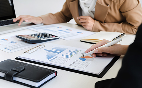 ?？诠咀缘刂?></p><h3>各區(qū)執(zhí)行口徑的差異表現</h3><p>?？谙螺狚埲A區(qū)、美蘭區(qū)、秀英區(qū)、瓊山區(qū)，在執(zhí)行?？诠咀缘刂纷钚乱?guī)定時存在一定差異。</p><p>龍華區(qū)作為核心商務區(qū)，注冊地址審核相對嚴格，特別是高頻行業(yè)及批量登記企業(yè)，實地核查概率較高。</p><p>美蘭區(qū)在產業(yè)扶持方向上較為積極，但同樣強調注冊地址真實可核查，材料合規(guī)性審核較為細致。</p><p>秀英區(qū)與瓊山區(qū)在部分園區(qū)資源上較為靈活，但仍需符合?？谧缘刂泛弦?guī)標準，避免出現地址異常情況。</p><p>因此，在選擇注冊地址時，不僅要符合?？诠咀缘刂芬?，還應結合具體區(qū)位政策進行綜合判斷。</p><h3>?？诠咀缘刂泛弦?guī)風險趨勢分析</h3><p>從監(jiān)管趨勢來看，?？诠咀缘刂纷钚乱?guī)定呈現出三大變化方向。</p><p>第一，實地抽查比例提升。監(jiān)管部門通過系統比對與信用監(jiān)管機制，加強對異常地址的動態(tài)監(jiān)測。</p><p>第二，信用聯動機制強化。一旦注冊地址被列入異常，可能影響銀行開戶、稅務登記及后續(xù)經營行為。</p><p>第三，數據聯網核驗常態(tài)化。工商、稅務及相關部門信息共享，使注冊地址合規(guī)風險更易被識別。</p><p>因此，企業(yè)在理解海口注冊公司地址政策時，不能僅停留在形式材料層面，更要從長期經營合規(guī)角度出發(fā)。</p><h3>總結</h3><p>總體來看，?？诠咀缘刂纷钚乱?guī)定強調真實性、合法性與可核查性，注冊地址已成為企業(yè)設立與后續(xù)經營的重要基礎條件。不同類型地址存在政策差異，不同區(qū)執(zhí)行口徑也略有不同，企業(yè)在選擇注冊場地時必須充分理解?？谧缘刂泛弦?guī)標準與海口公司注冊地址審核要求。</p><p>在當前監(jiān)管環(huán)境下，專業(yè)機構的政策解讀與合規(guī)規(guī)劃尤為重要。?？阢茣嬮L期深耕本地企業(yè)服務領域，熟悉?？诠咀缘刂纷钚乱?guī)定及各區(qū)執(zhí)行差異，能夠為創(chuàng)業(yè)者提供地址合規(guī)評估、材料審核及工商對接支持，幫助企業(yè)降低風險、提升登記效率。</p><p>如您正籌備在?？谧怨荆ㄗh及時咨詢?？阢茣嫞@取最新政策解讀與一站式專業(yè)服務支持，為企業(yè)發(fā)展打下堅實基礎。</p><div   id=