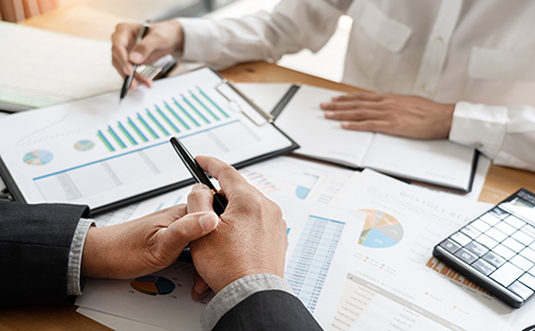 ?？谧晕锪鞴舅璨牧厦骷?></p><h3>?？谧晕锪鞴舅璨牧厦骷?/h3><p>在實際操作中，很多人更關(guān)心海口怎樣注冊物流公司需要準備哪些材料。常見材料包括：</p><p>1. 法人及股東身份證復(fù)印件</p><p>2. 股東出資比例說明</p><p>3. 公司章程</p><p>4. 注冊地址租賃合同及房產(chǎn)證明</p><p>5. 公司名稱預(yù)先核準通知書</p><p>6. 經(jīng)營范圍規(guī)范表述</p><p>7. 如辦理道路運輸許可證，還需提供車輛信息、駕駛員資格證明等相關(guān)資料</p><p>材料準備齊全，是確保海口怎樣注冊物流公司順利推進的關(guān)鍵。如果資料存在缺漏，可能導(dǎo)致審核退回，延誤注冊時間。</p><h3>?？谧晕锪鞴镜馁M用與周期分析</h3><p>在了解?？谠鯓幼晕锪鞴緯r，費用問題也是創(chuàng)業(yè)者關(guān)注重點。通常注冊費用主要包括：</p><p>1. 刻章費用</p><p>2. 銀行開戶費用</p><p>3. 代理服務(wù)費用(如委托代辦)</p><p>4. 道路運輸許可證辦理費用(如涉及)</p><p>若自行辦理，公司注冊本身不收取高額行政費用，但由于流程復(fù)雜、材料規(guī)范性要求高，很多創(chuàng)業(yè)者會選擇專業(yè)代辦機構(gòu)協(xié)助辦理。專業(yè)機構(gòu)不僅熟悉?？谧晕锪鞴玖鞒?，還能協(xié)助規(guī)避經(jīng)營范圍填寫不規(guī)范、資質(zhì)遺漏等問題。</p><p>辦理周期方面，普通營業(yè)執(zhí)照注冊通常一周左右完成;若疊加運輸資質(zhì)審批，整體時間可能延長至2-3周。</p><h3>總結(jié)</h3><p>綜上所述，圍繞“?？谠鯓幼晕锪鞴尽边@一問題，可以看出注冊物流企業(yè)不僅僅是簡單辦理營業(yè)執(zhí)照，還涉及經(jīng)營范圍規(guī)范、注冊地址合規(guī)、運輸資質(zhì)審批等多個環(huán)節(jié)。若準備不充分，容易影響公司后續(xù)正常經(jīng)營。</p><p>對于缺乏注冊經(jīng)驗的創(chuàng)業(yè)者而言，選擇專業(yè)機構(gòu)協(xié)助辦理?？谠鯓幼晕锪鞴鞠嚓P(guān)手續(xù)，可以有效提高辦理效率，降低風險，確保材料規(guī)范、流程順暢。</p><p>如果您正在籌備物流企業(yè)設(shè)立，不清楚?？谠鯓幼晕锪鞴靖咝?、更穩(wěn)妥，建議隨時咨詢?？阢茣嫛I(yè)團隊可為您提供從公司核名、營業(yè)執(zhí)照辦理、道路運輸許可證申請到后續(xù)記賬報稅的一站式服務(wù)，幫助您順利開啟物流創(chuàng)業(yè)之路。</p><div   id=